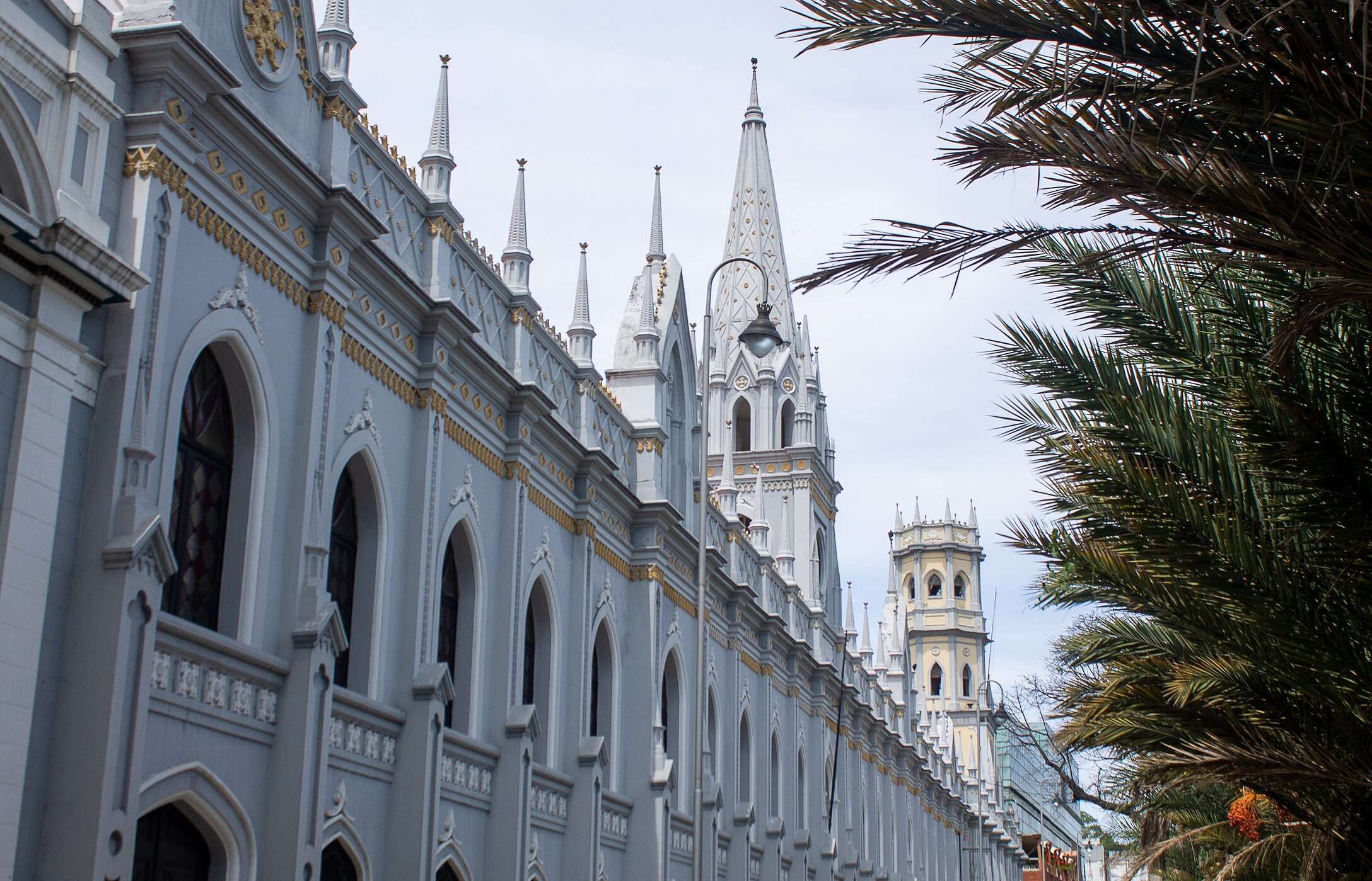 A imponente fachada do Palácio de las Academias, em Caracas, com as suas torres góticas e detalhes em dourado
