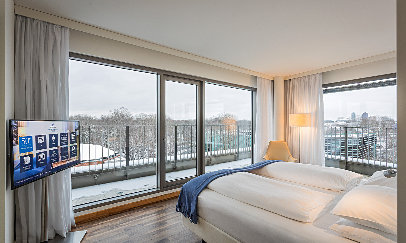 A Suíte Panorâmica do Pestana Berlin Tiergarten conta com uma cama de casal, televisão e varanda com vista para a cidade