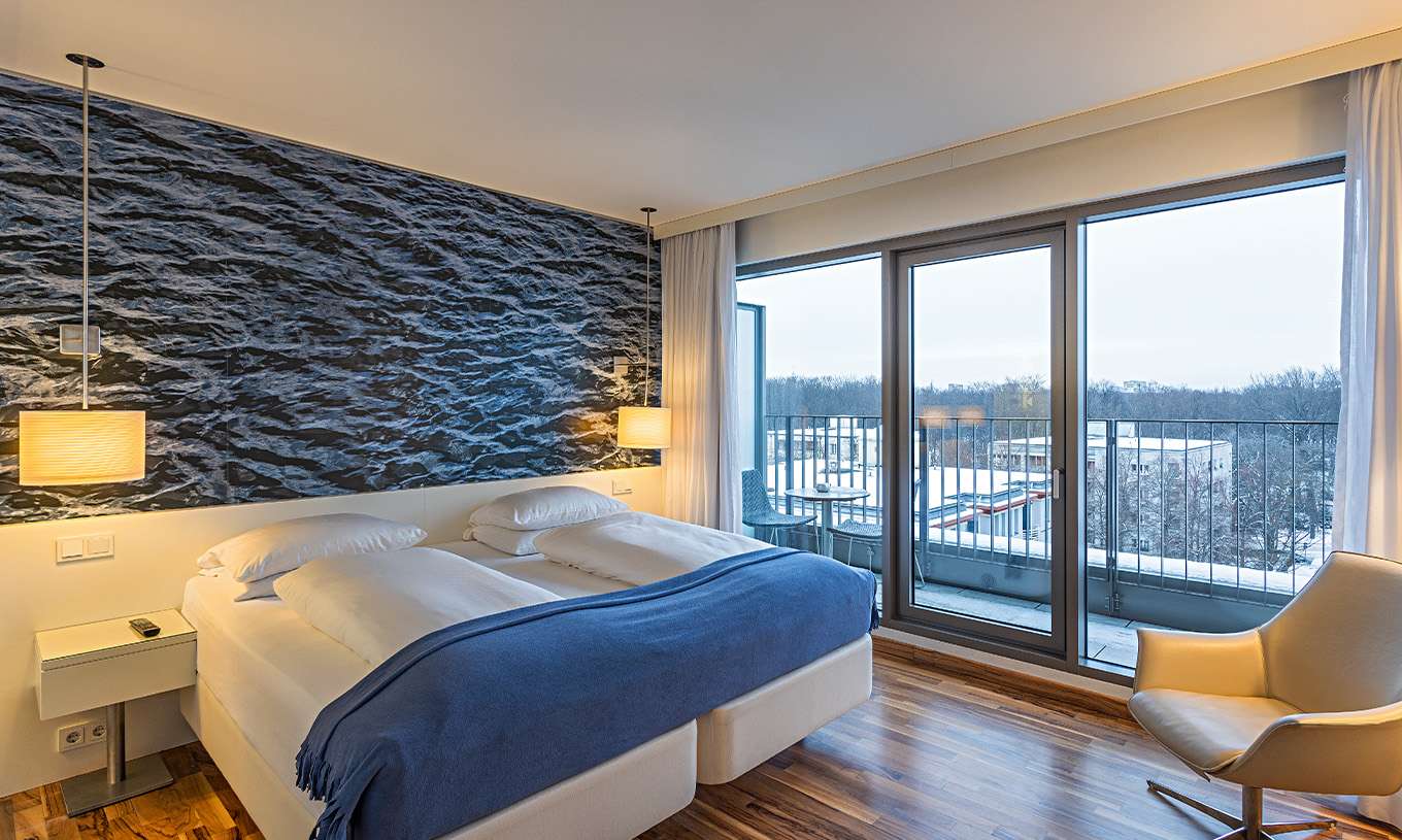O Quarto Premium com Varanda e Vista do Pestana Berlin Tiergarten conta com uma cama de casal, cadeirão e varanda com vista