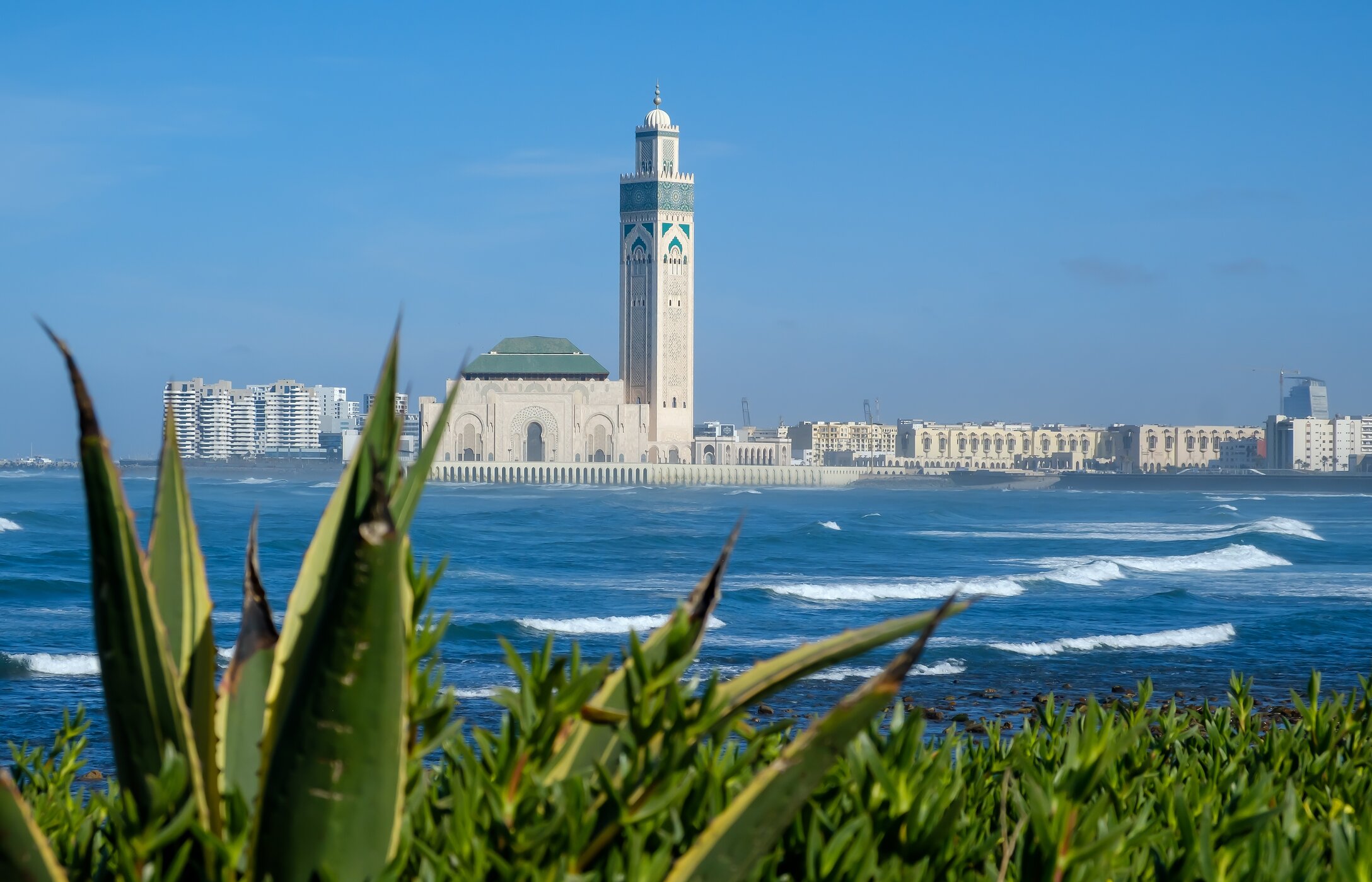 Vista ao longe da Mesquita de Hassan II em Casablanca, perto da praia