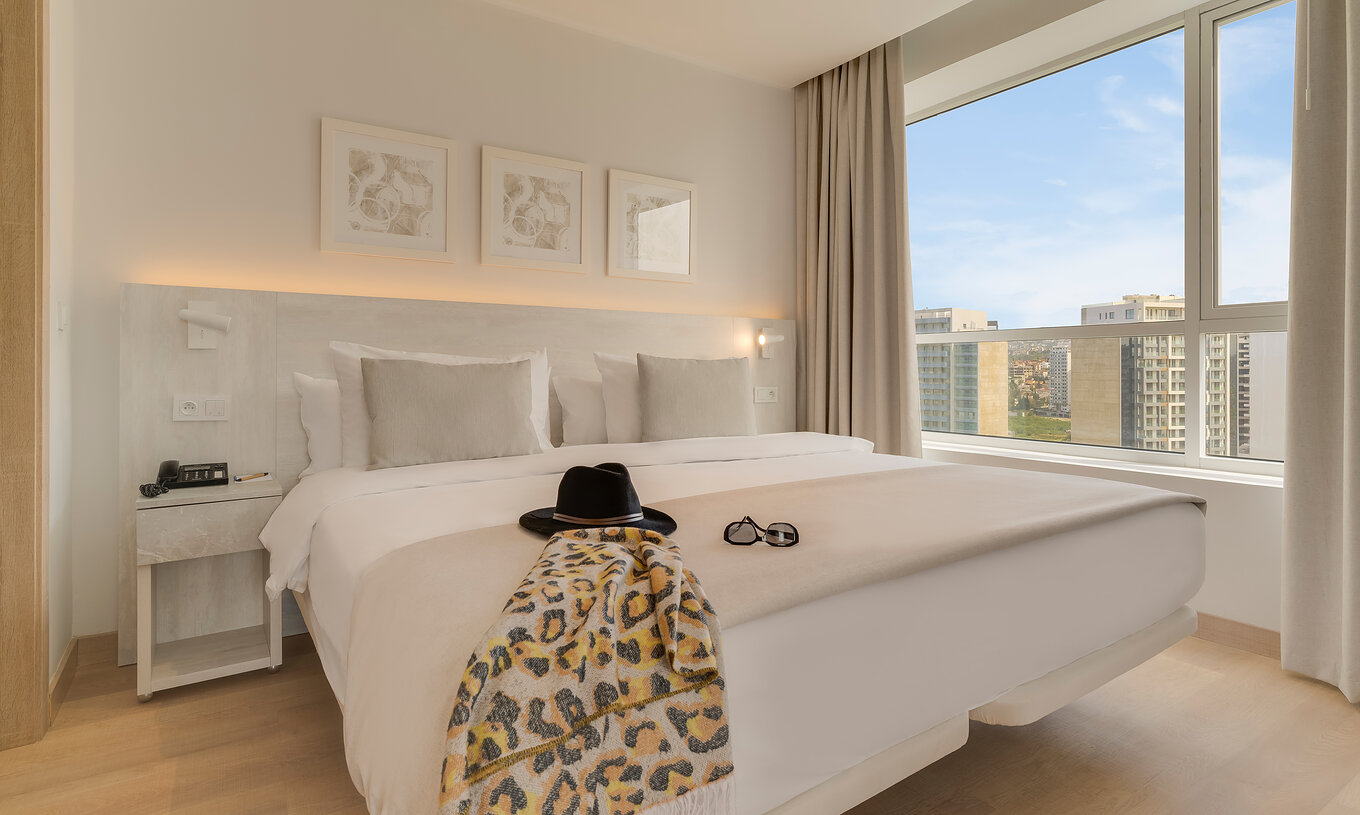 A Suite Premium do Pestana Tanger City Center conta com uma cama de casal, com cabeceira em pedra, e uma janela com vista