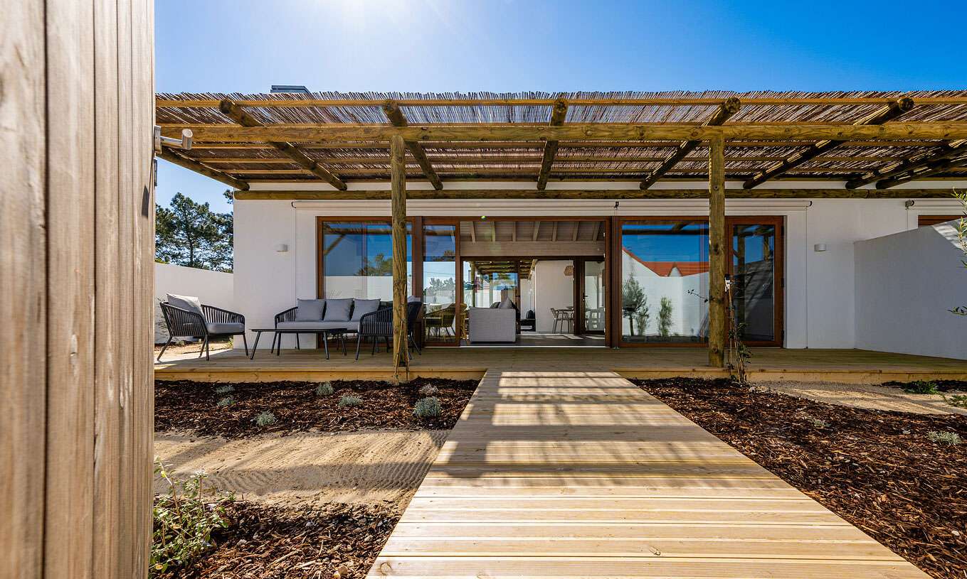 A Premium Villa do Pestana Comporta Village Residences tem uma entrada com deck de madeira, uma pérgola e um jardim