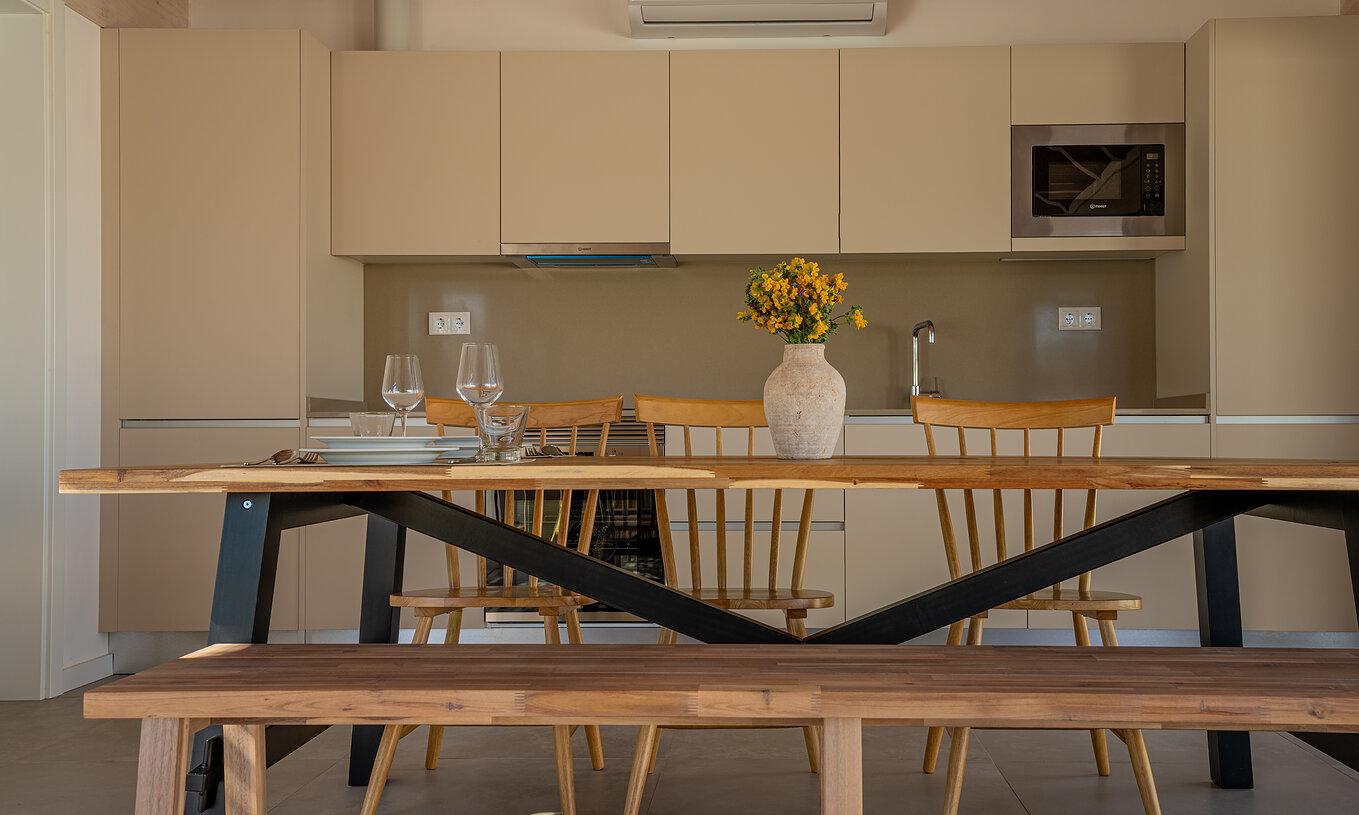 A Premium Villa do Pestana Comporta Village Residences tem uma cozinha moderna com uma mesa de madeira e forno