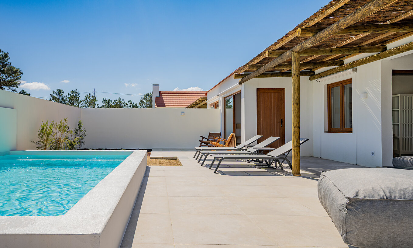 A Premium Villa do Pestana Comporta Village Residences tem uma piscina, espreguiçadeiras e uma pérgola ao ar livre