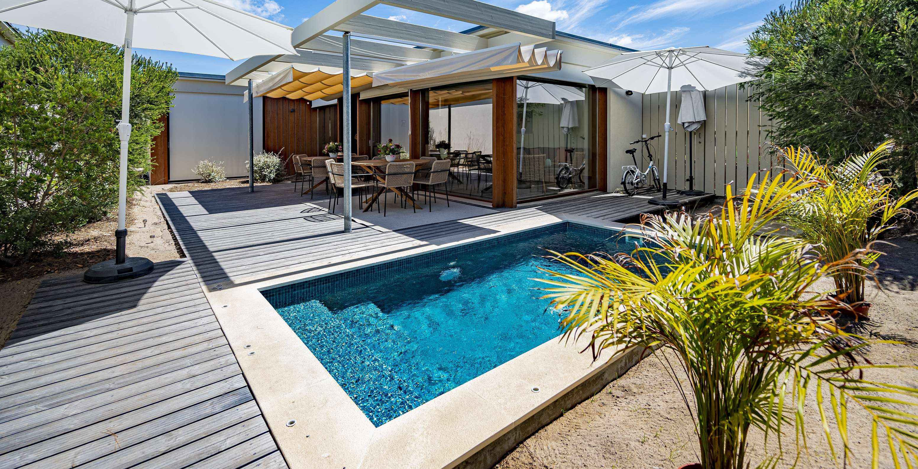 A Aqua Villa do Pestana Tróia Eco Resort tem uma piscina privada com mesa e cadeiras ao lado