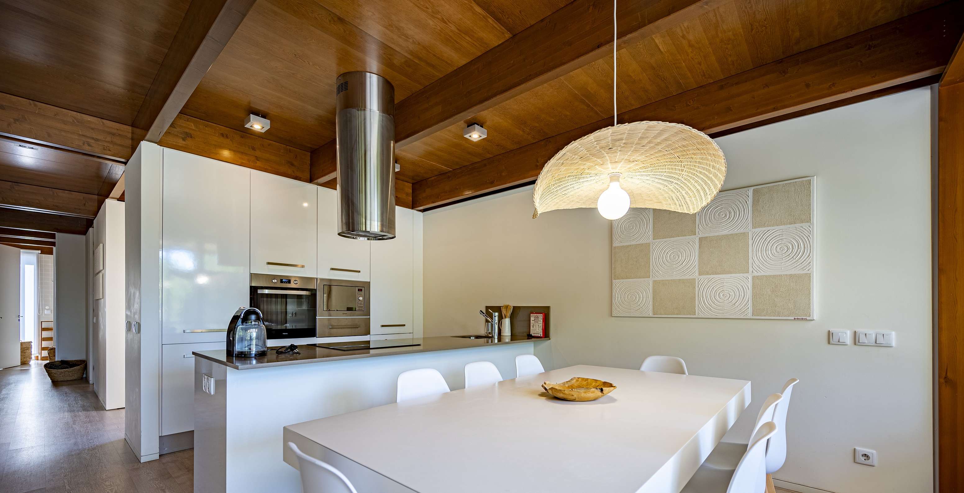 A Tree Villa com Piscina Privada do Pestana Tróia Eco Resort tem uma cozinha equipada e uma mesa e cadeiras ao lado