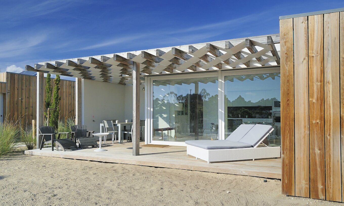 A Green Villa T3 do Pestana Tróia Eco Resort tem um terraço com espreguiçadeiras, mesa e cadeiras