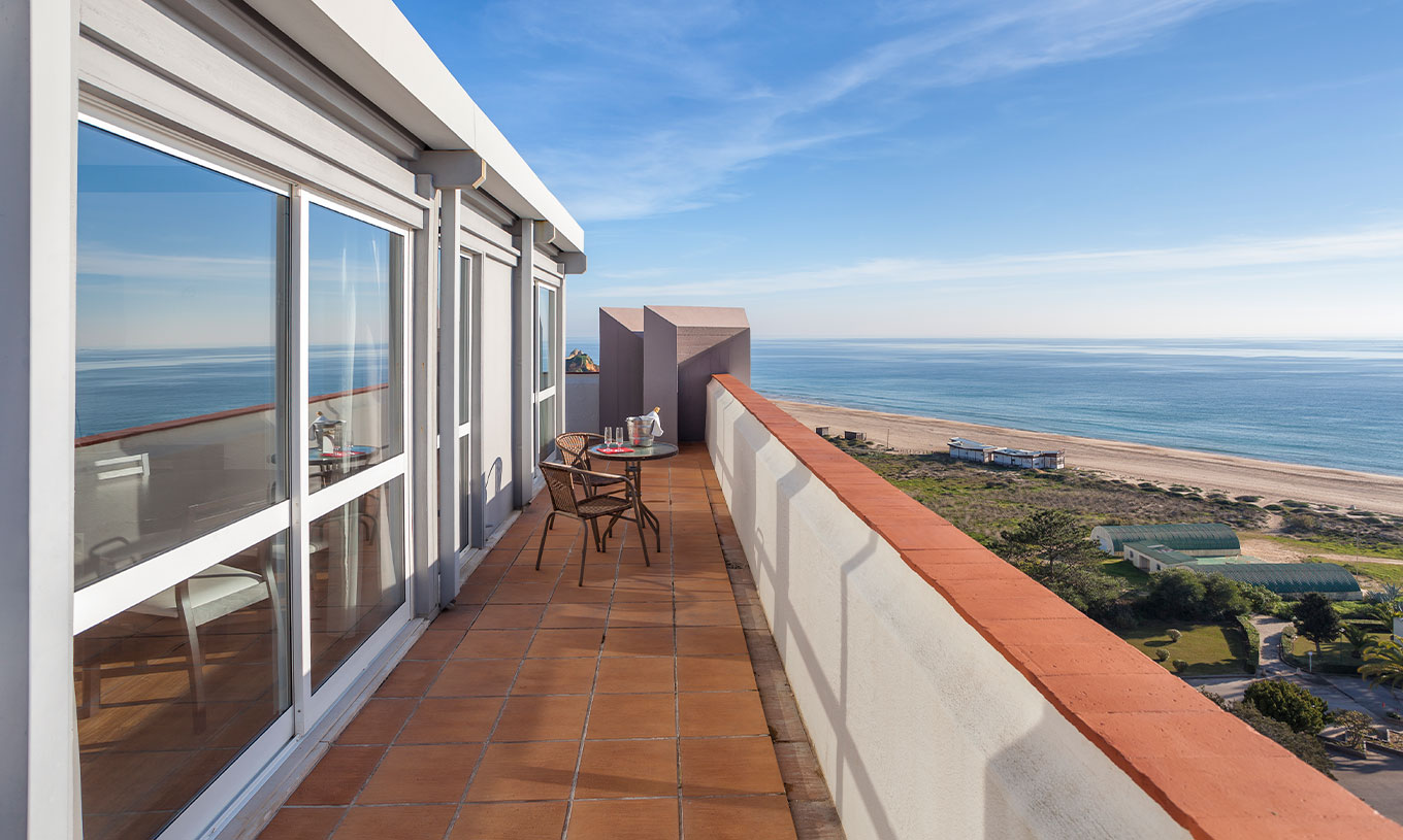 O Estúdio Superior Vista Mar do Pestana Alvor Atlântico tem uma ampla varanda com mesa e cadeiras onde pode ver a vista