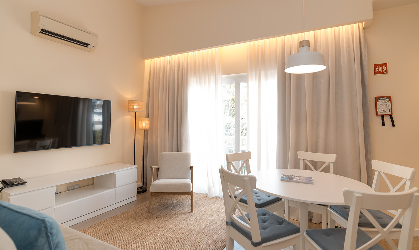 A Villa 2 Quartos Superior Vista Jardim do Pestana Alvor Beach Villas tem sala com televisão, ar condicionado, mesa de jantar