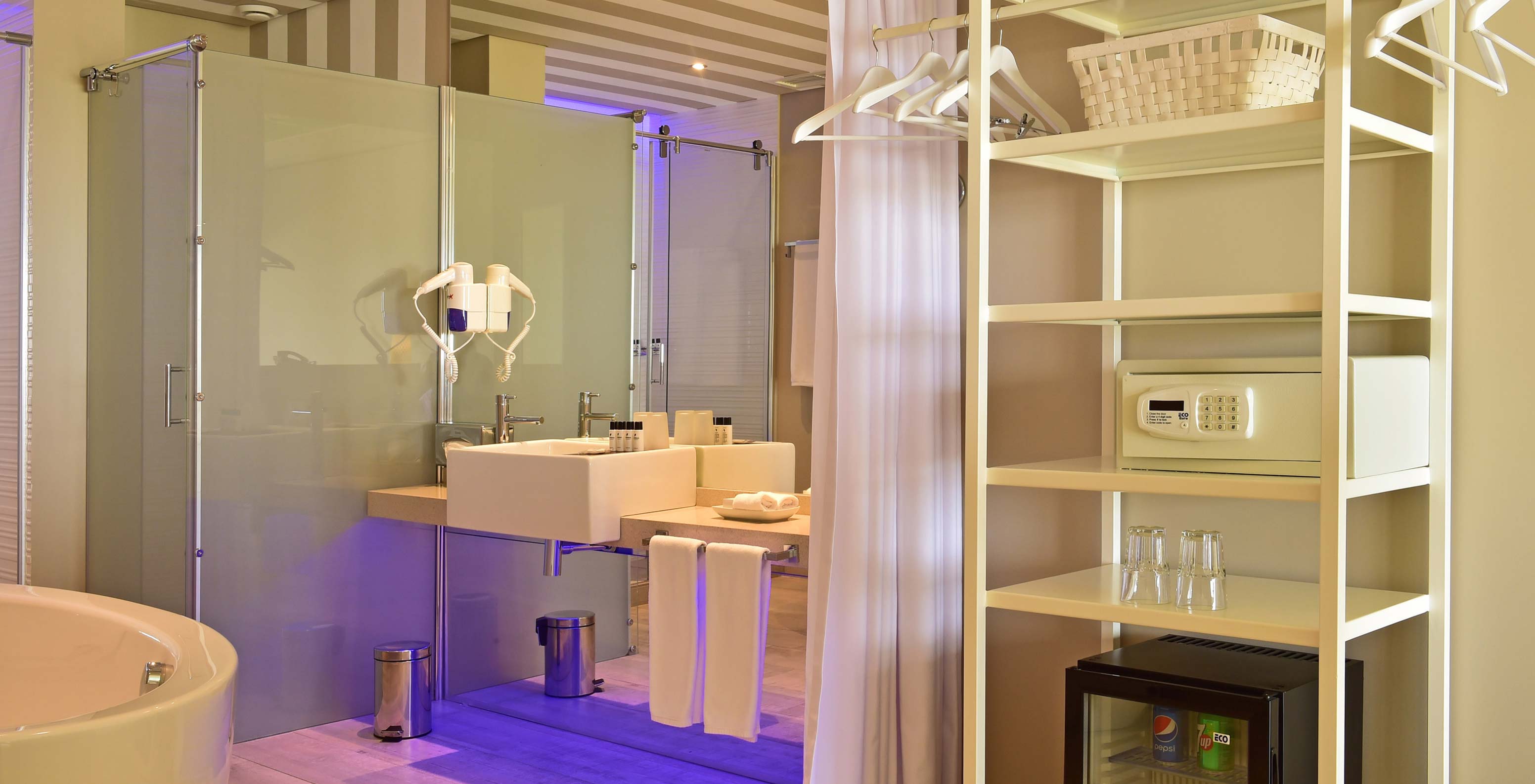 O Duplo Suite Vista Mar do Pestana Alvor South Beach tem uma casa de banho com banheira para banhos de imersão