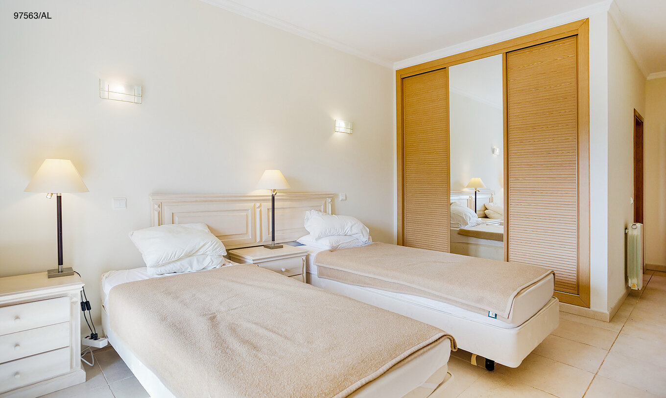 O Apartamento T3 Superior do Pestana Carvoeiro Golfe tem um quarto com duas camas individuais mesa de cabeceira