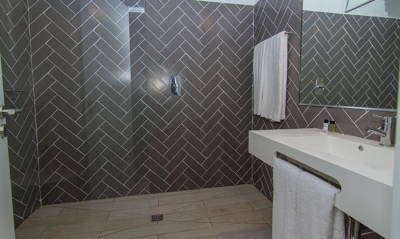 O Studio do Pestana Gramacho Residences tem uma casa de banho com walk-in shower, lavatório, espelho e toalhas