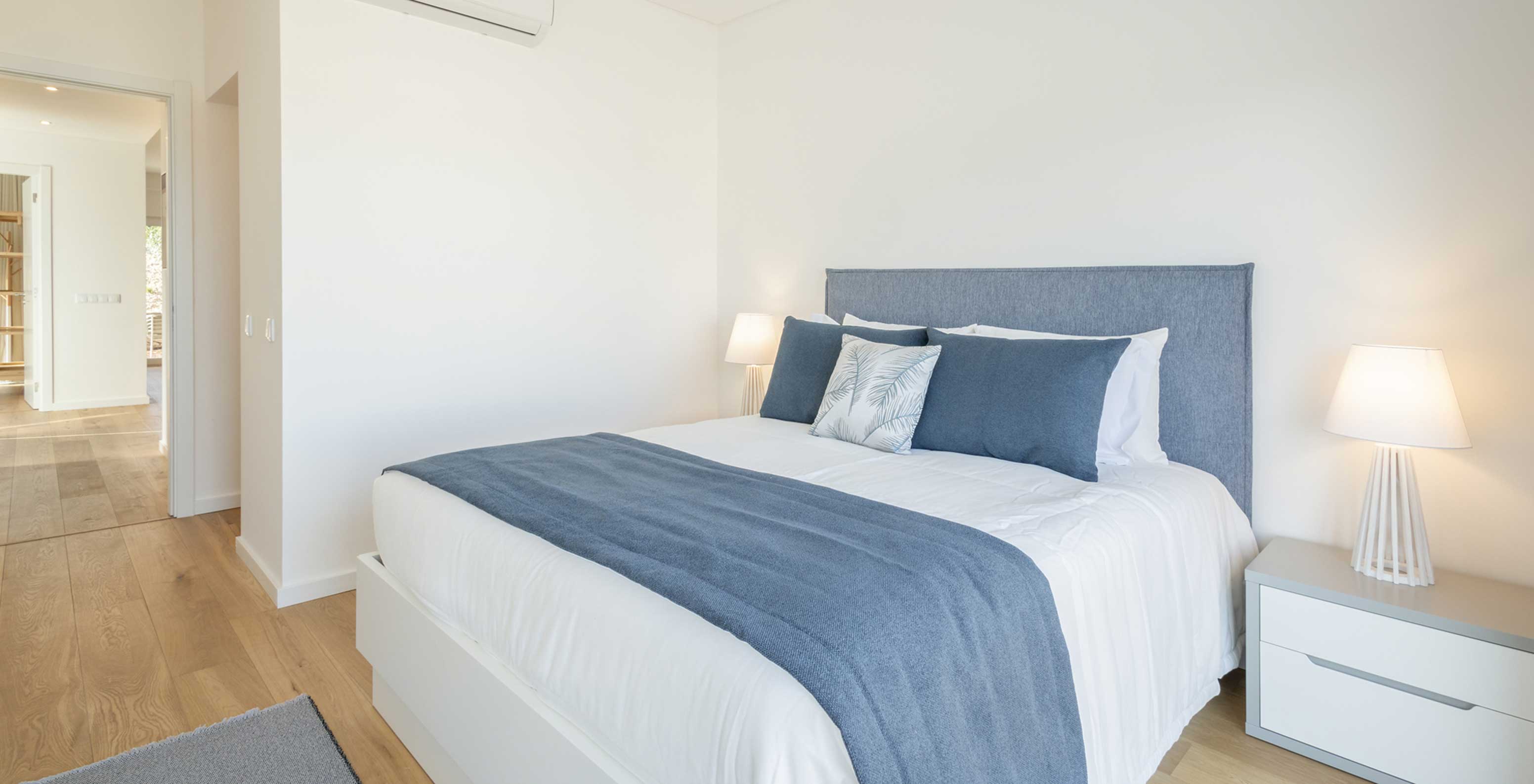 Apartamento do Pestana Valley Nature Village com uma cama de casal e um ar condicionado