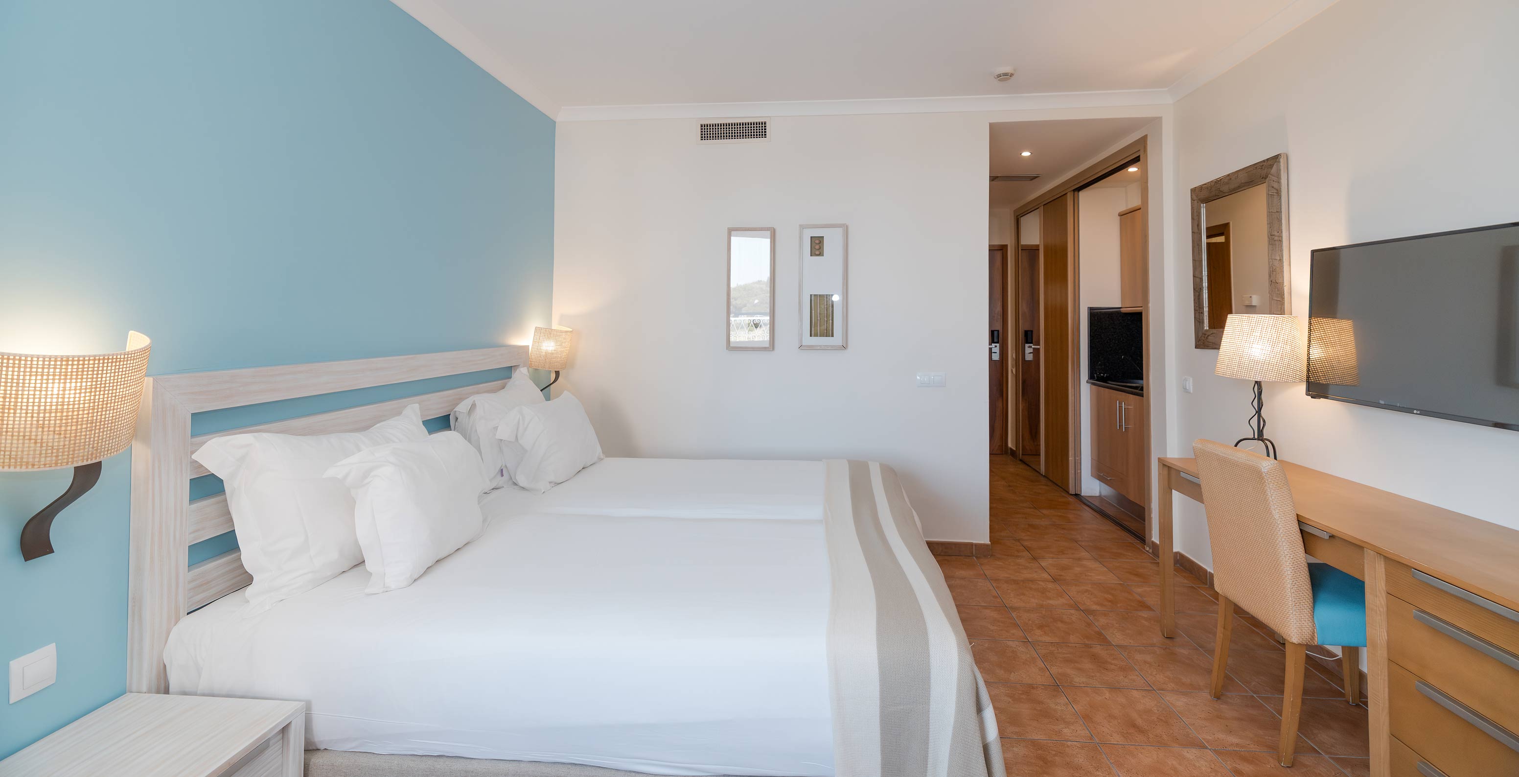 O Deluxe Vista Jardim do Pestana Viking tem duas camas individuais com mesa de cabeceira, uma secretária e uma televisão