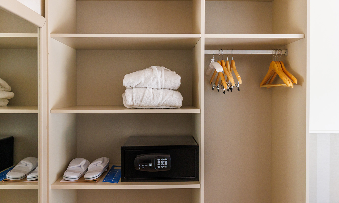 O Clássico Vista Jardim do Pestana Vila Sol - Vilamoura tem um armário com um cofre, dois roupões e chinelos de cortesia
