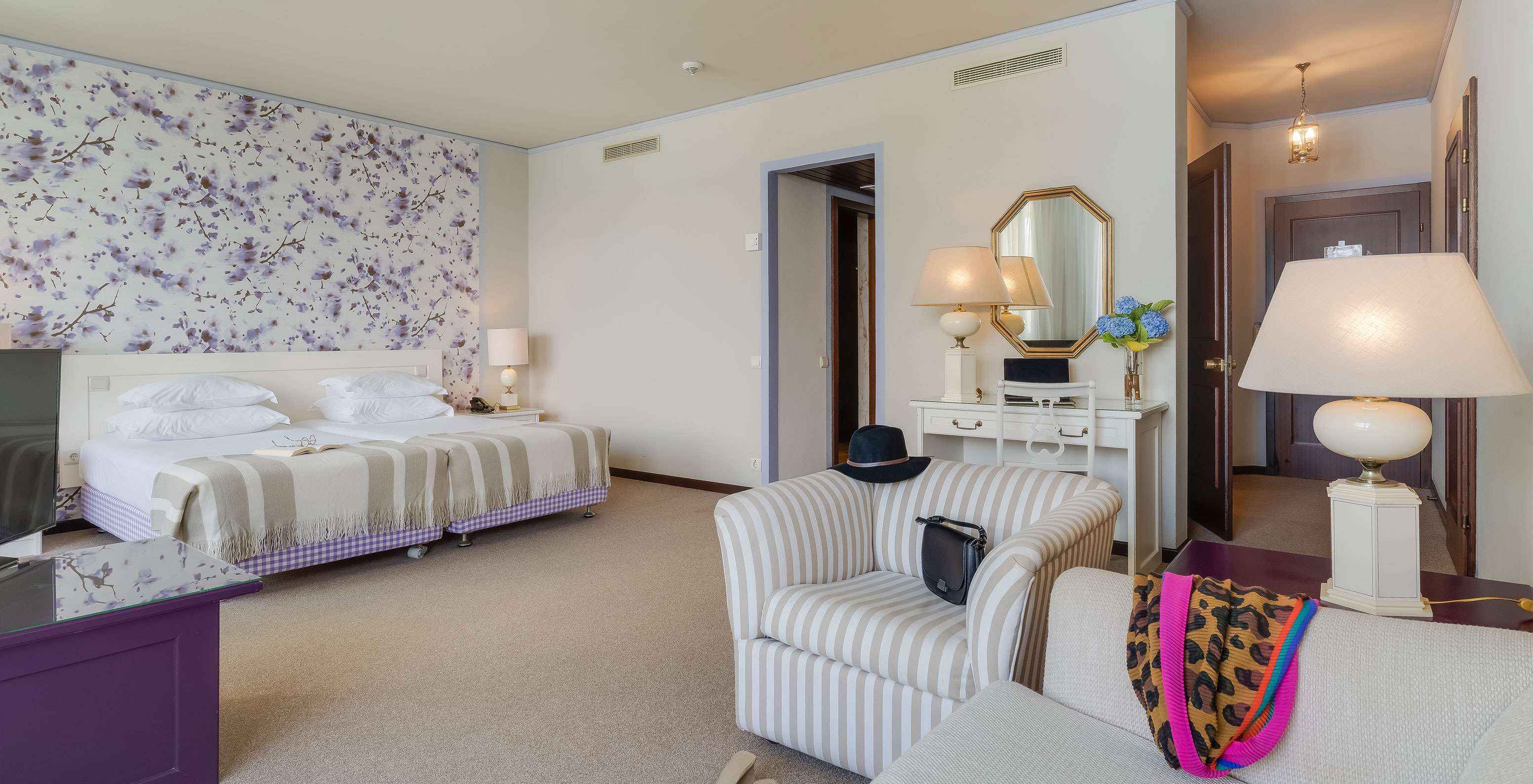 Na Junior Suite Vista Mar do Pestana Bahia Praia , as camas ficam ao lado da varanda, com vista para jardins e para o mar