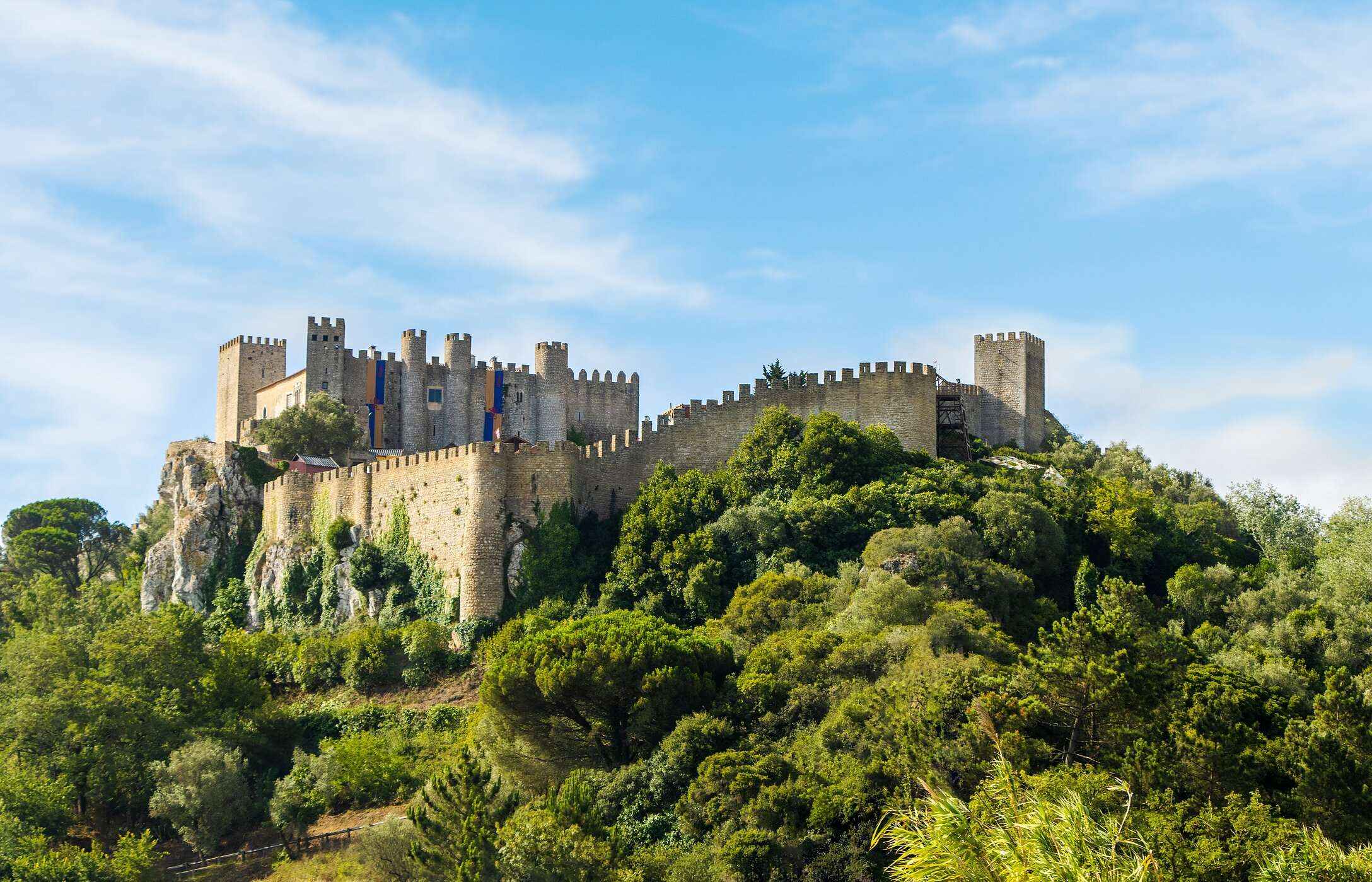 O Castelo de Óbidos, com suas muralhas imponentes, guarda histórias medievais e oferece vistas deslumbrantes da vila