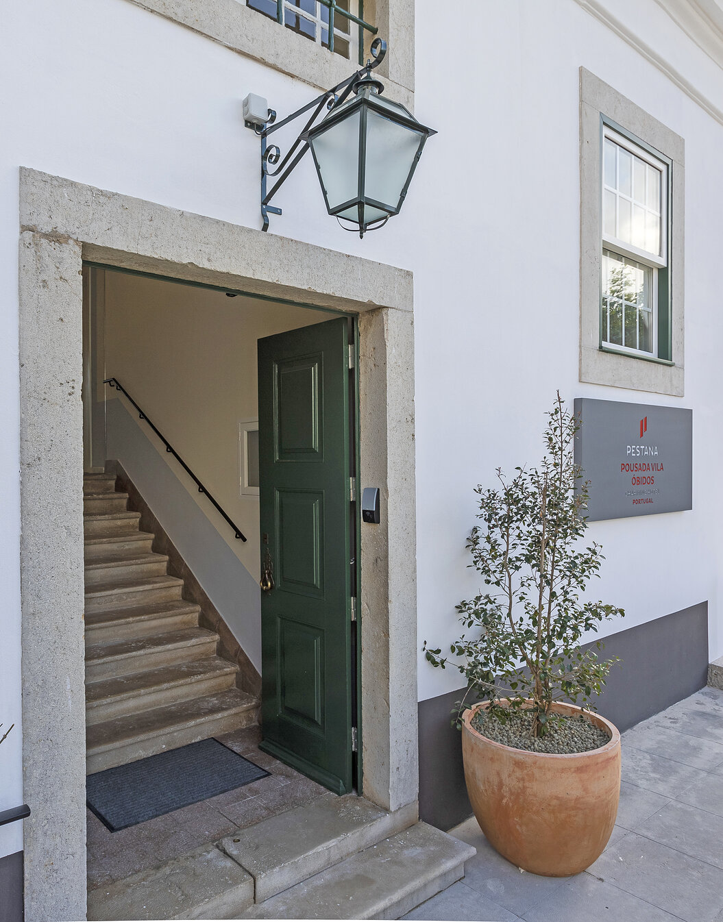 Entrada com placa Santa Casa da Misericórdia de Óbidos, da Pousada Vila Óbidos, Charming Hotel na Vila Medieval de Óbidos