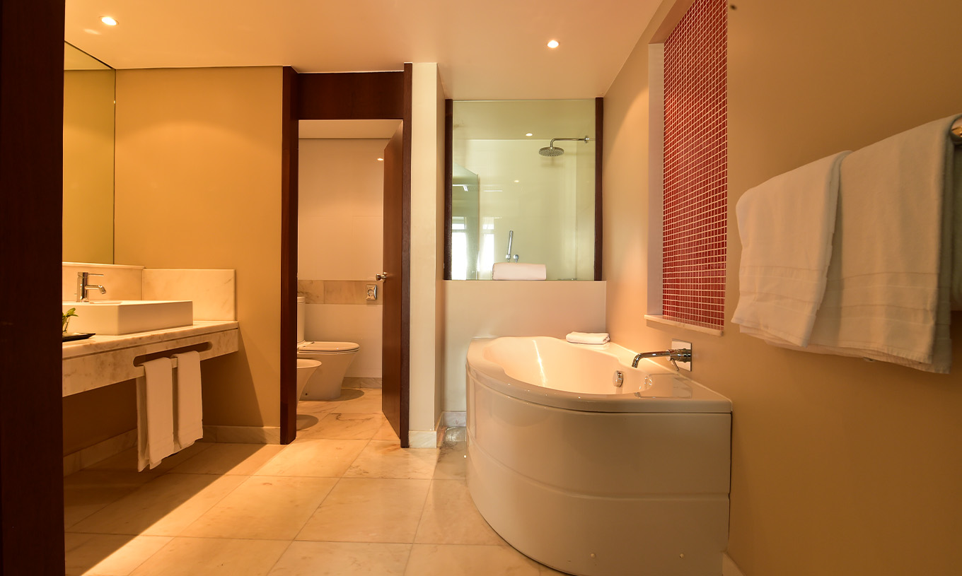 O Quarto Familiar do Pestana Casino Park tem uma casa de banho com banheira e chuveiro, sanita e lavatório