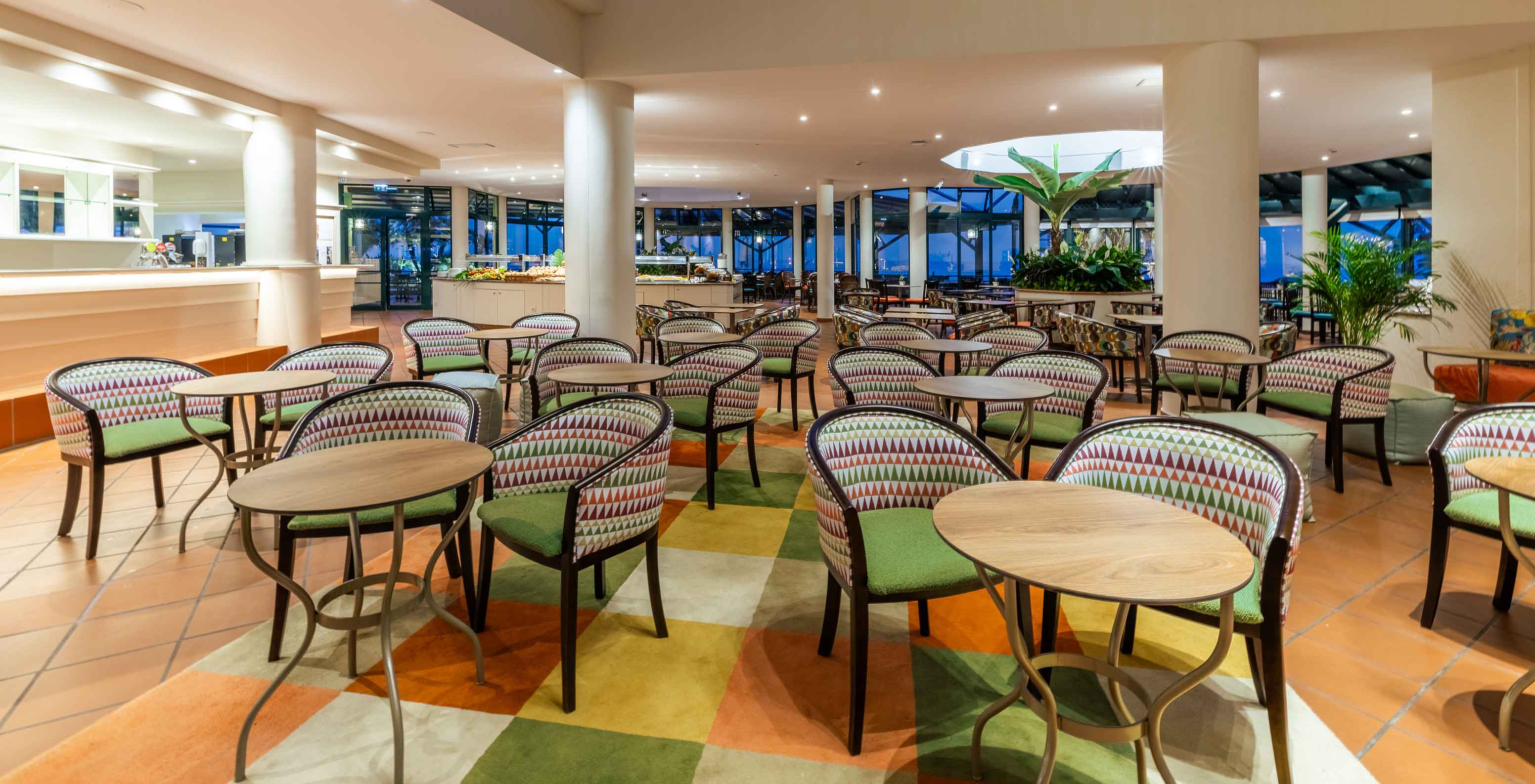 O Arlequim , do Hotel 5 Estrelas no Funchal, na Madeira tem cadeiras com mesas redondas e alcatifa aos quadrados
