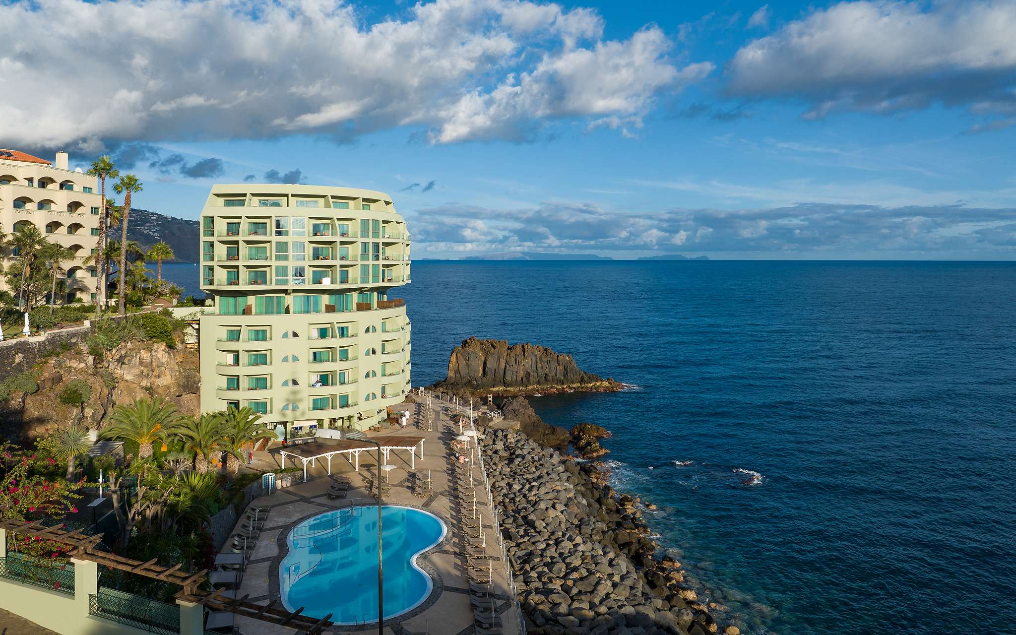 Vista panorâmica do exterior do Pestana Vila Lido Madeira, um Hotel 5 Estrelas no Funchal Junto ao Mar, com piscina