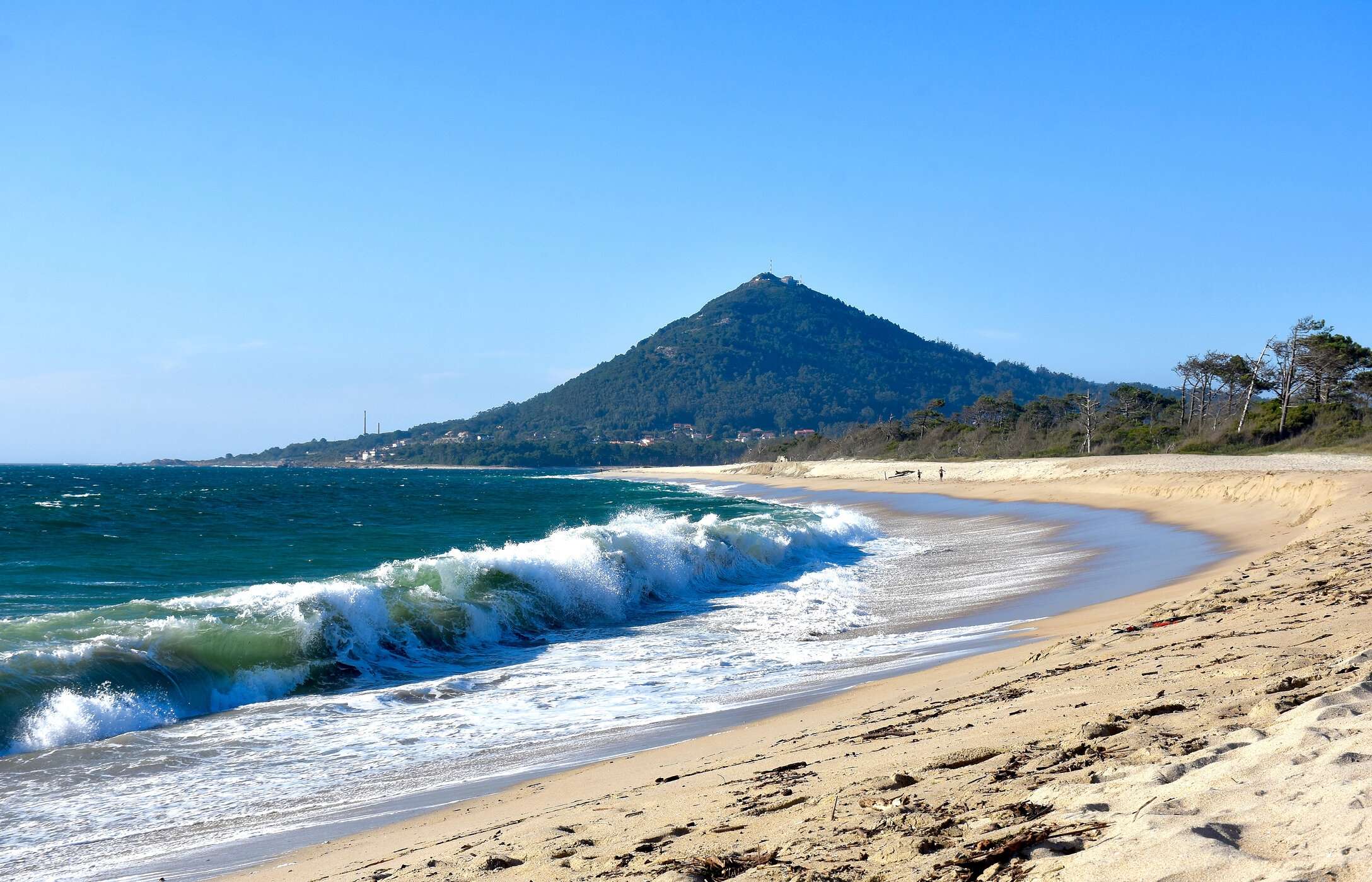Vista panorâmica da praia de Moledo cercada por um belo cenário natural
