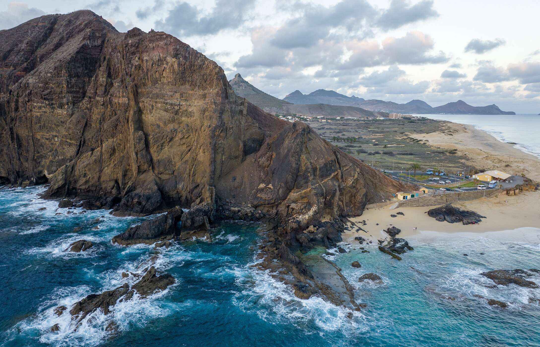 Ponta da Calheta, em Porto Santo, com as sua falésias e águas cristalinas do Atlântico