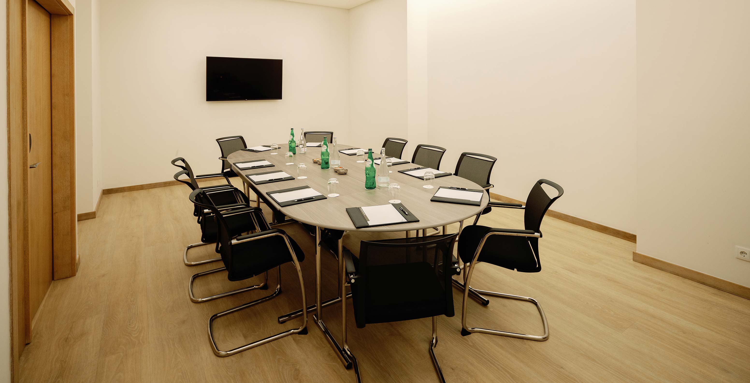 Sala Douro VIII com cadeiras, uma mesa e um ecrã no Pestana Douro Riverside, Hotel com Piscina em Frente ao Rio Douro