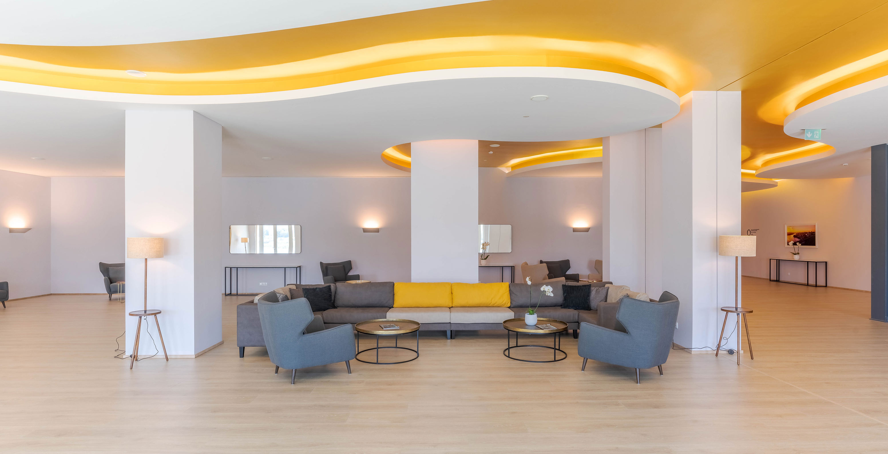 Foyer com decoração moderna, mesas e sofás no Pestana Douro Riverside, Hotel com Piscina em Frente ao Rio Douro