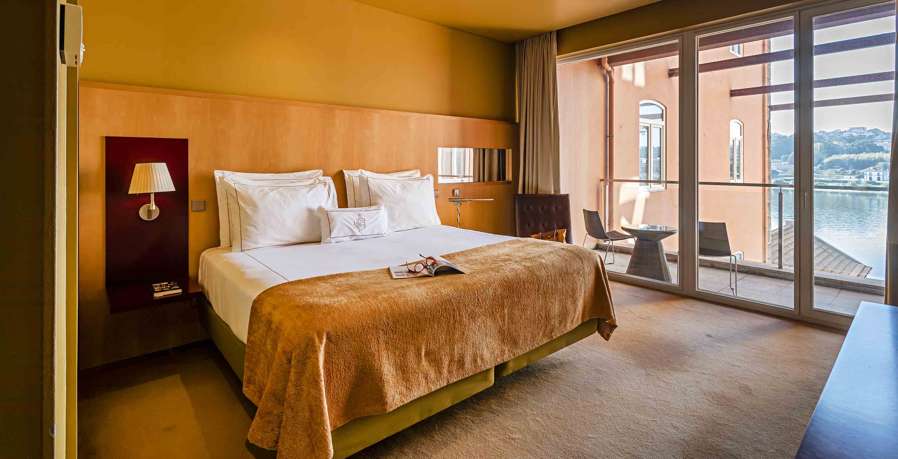 A Suite Balcony do Pestana Palácio do Freixo tem uma cama de casal e uma janela para a varanda com vista para o rio