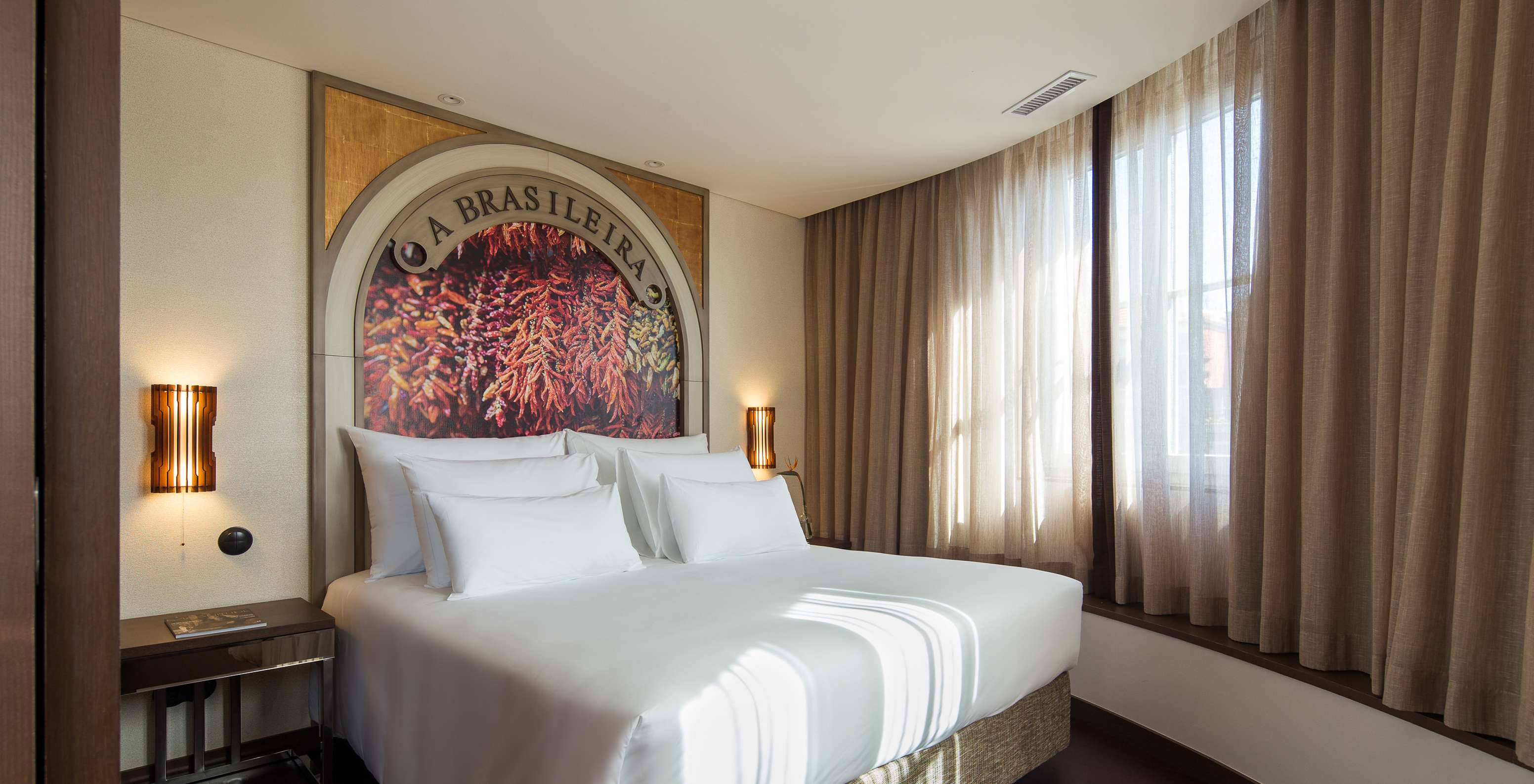 A Master Suite do Pestana Porto - A Brasileira tem uma cama casal queen size com vista ampla para a Rua Sá da Bandeira