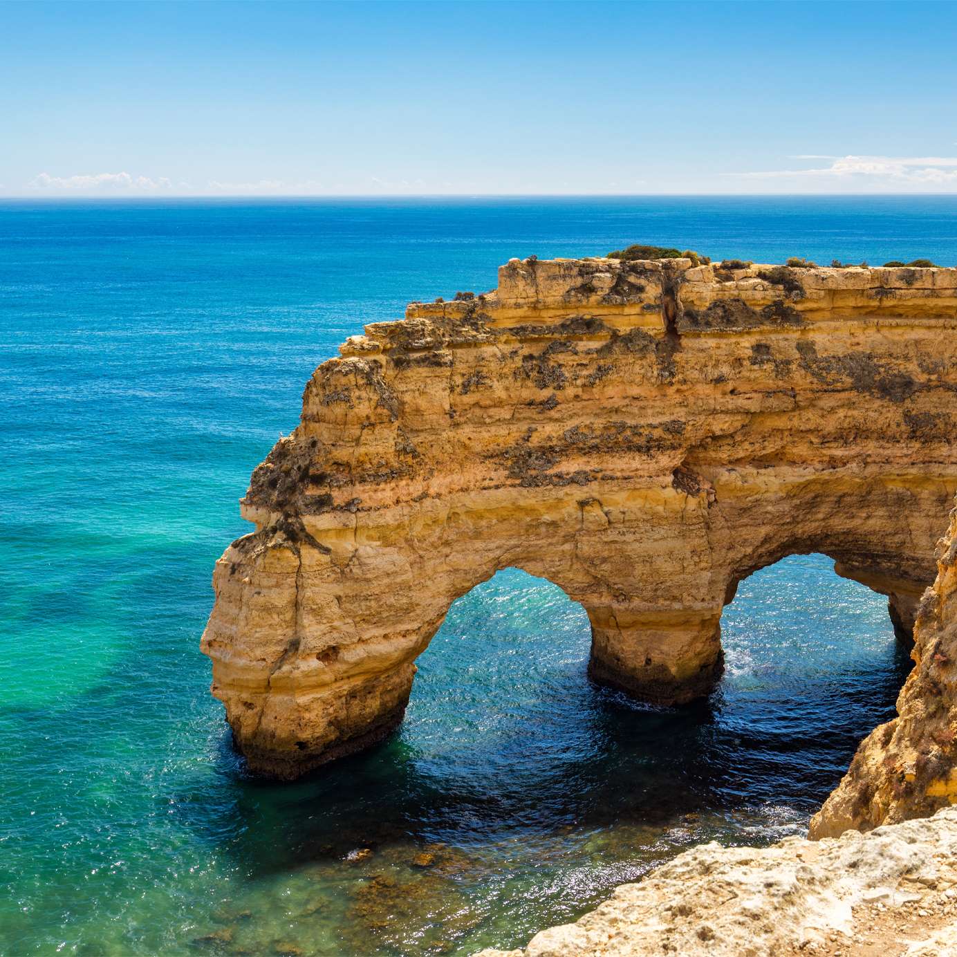 Descubra as falésias do Algarve e fique nos melhores Hotéis em Portugal junto ao mar cristalino.