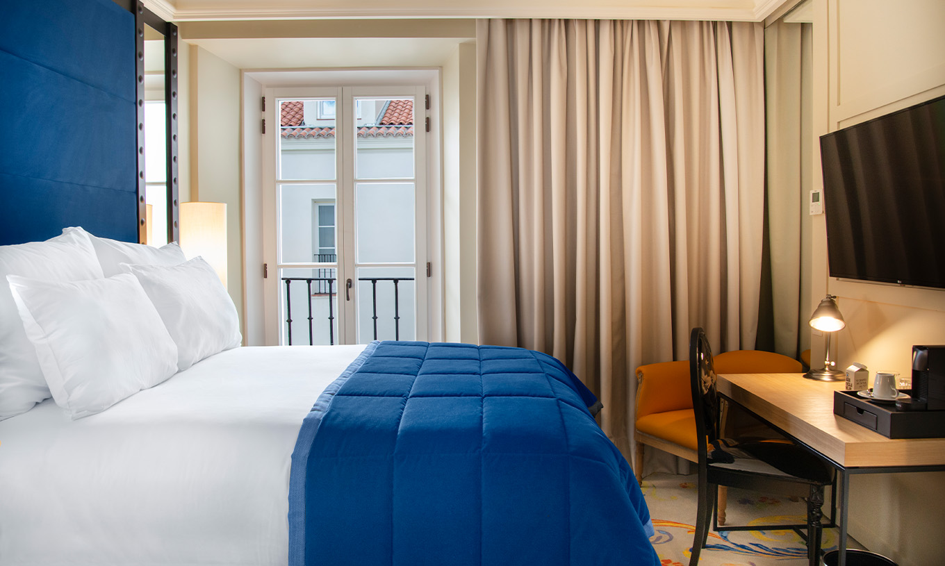 O Quarto Clássico do Pestana Plaza Mayor Madrid tem uma cama de casal, televisão, secretária e uma janela com cortinas