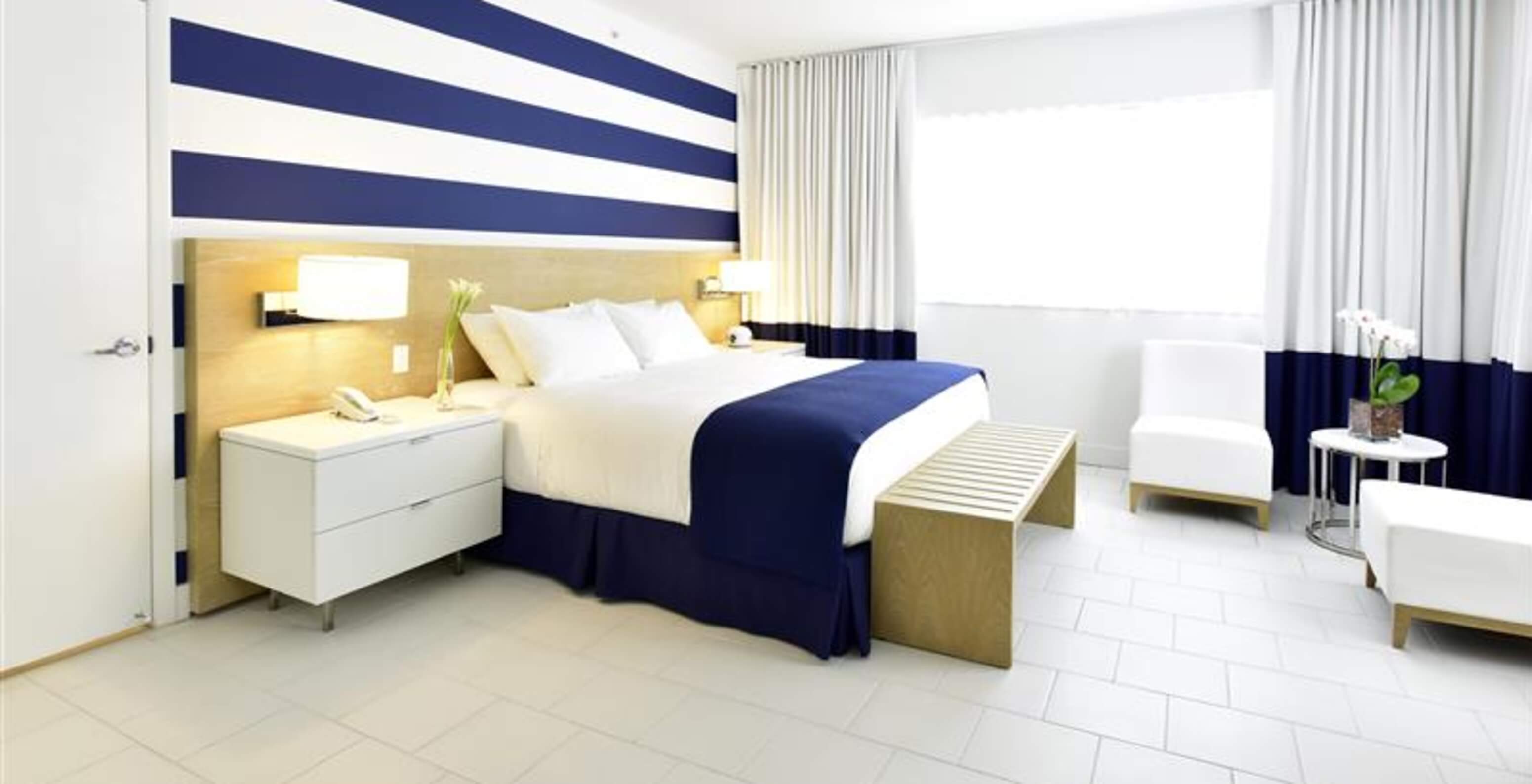 O Superior King - Para Pessoas com Mobilidade Reduzida do Pestana Miami South Beach é um quarto moderno com detalhes em azul