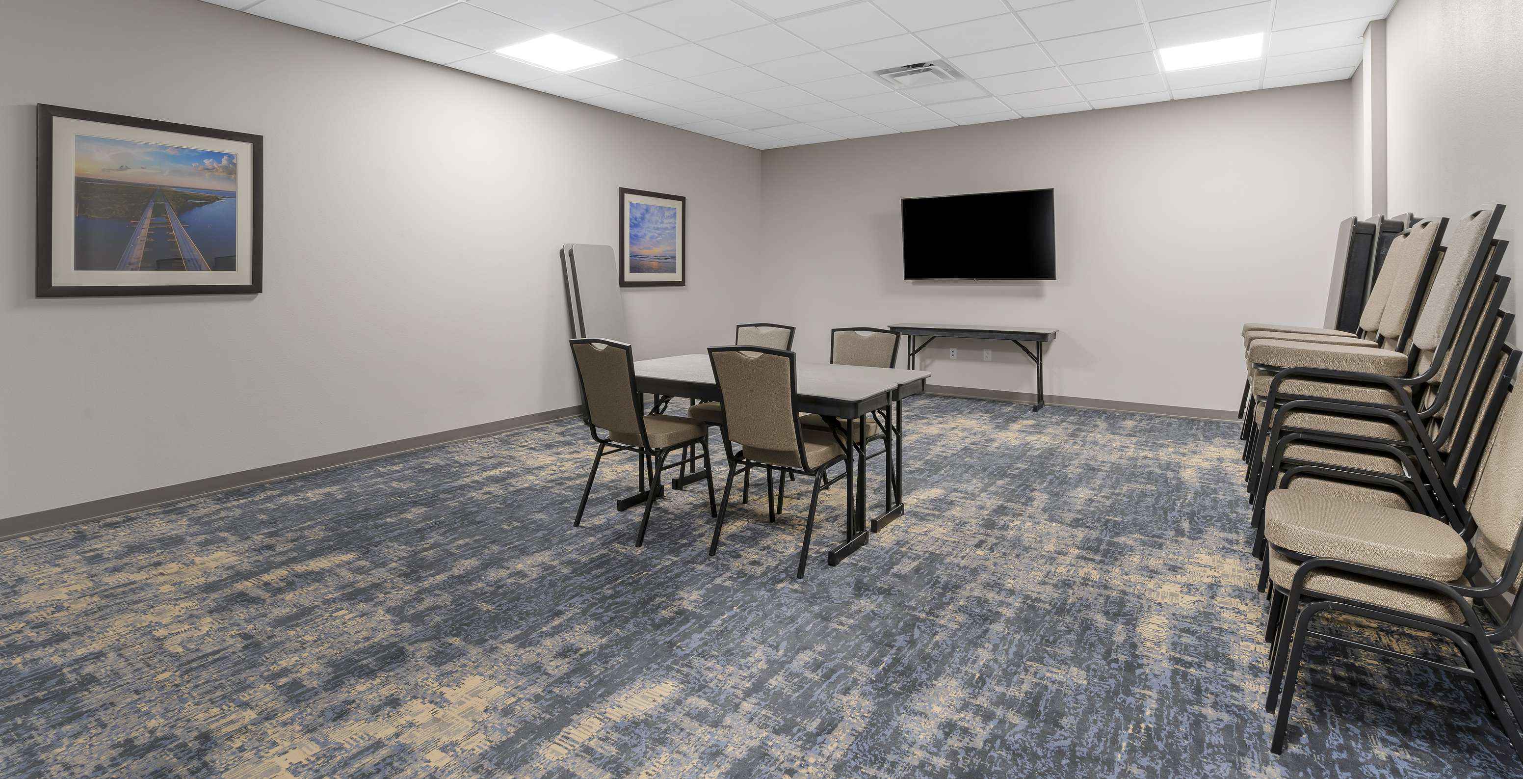 O Pestana Orlando, hotel com piscina perto da Disney, conta com uma sala de reuniões com mesa, cadeiras e uma televisão