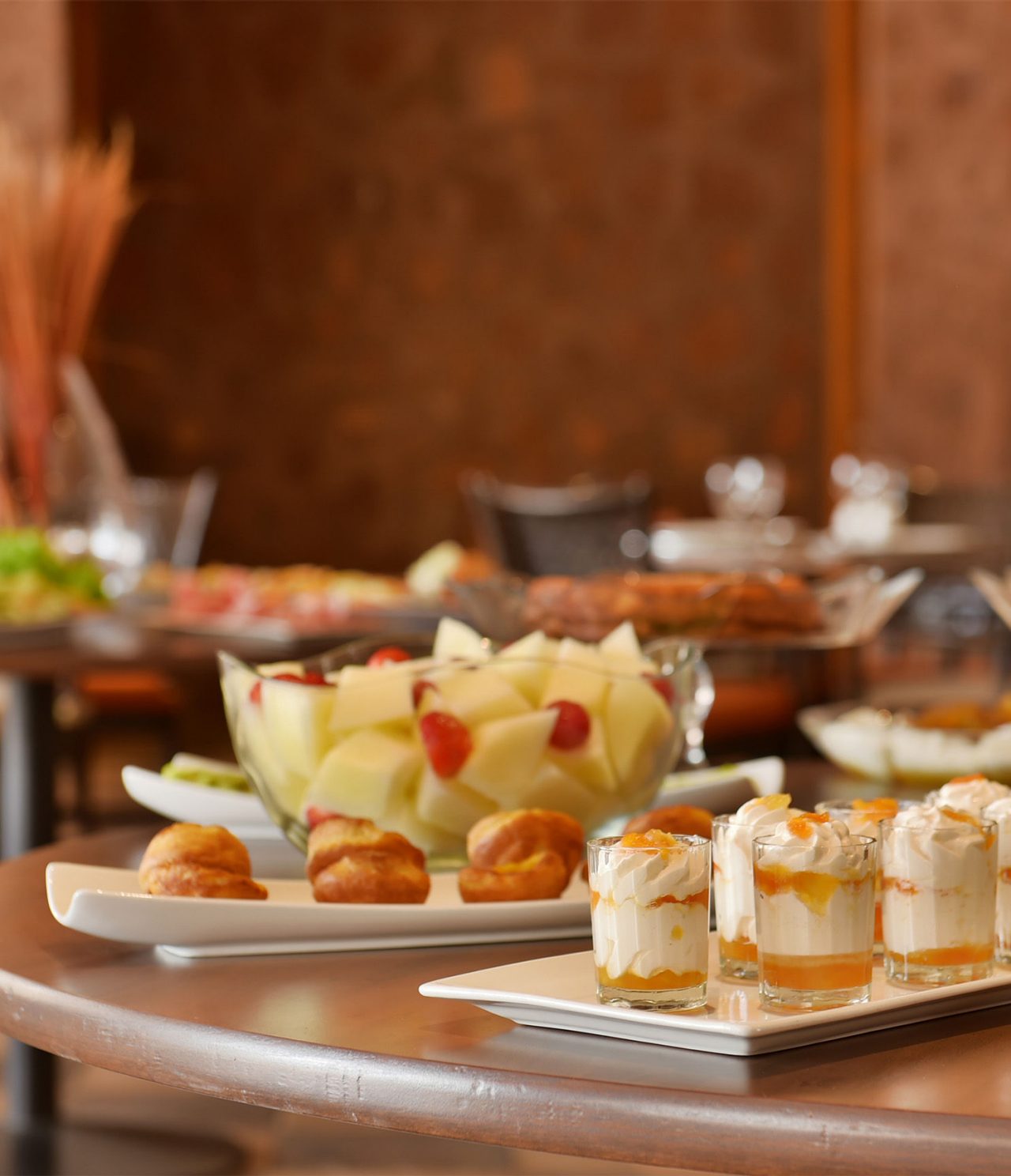 Das Restaurant Creole im 4-Sterne-Hotel in Kap Verde hat Obstsalat und Dessert, serviert in Shotgläsern