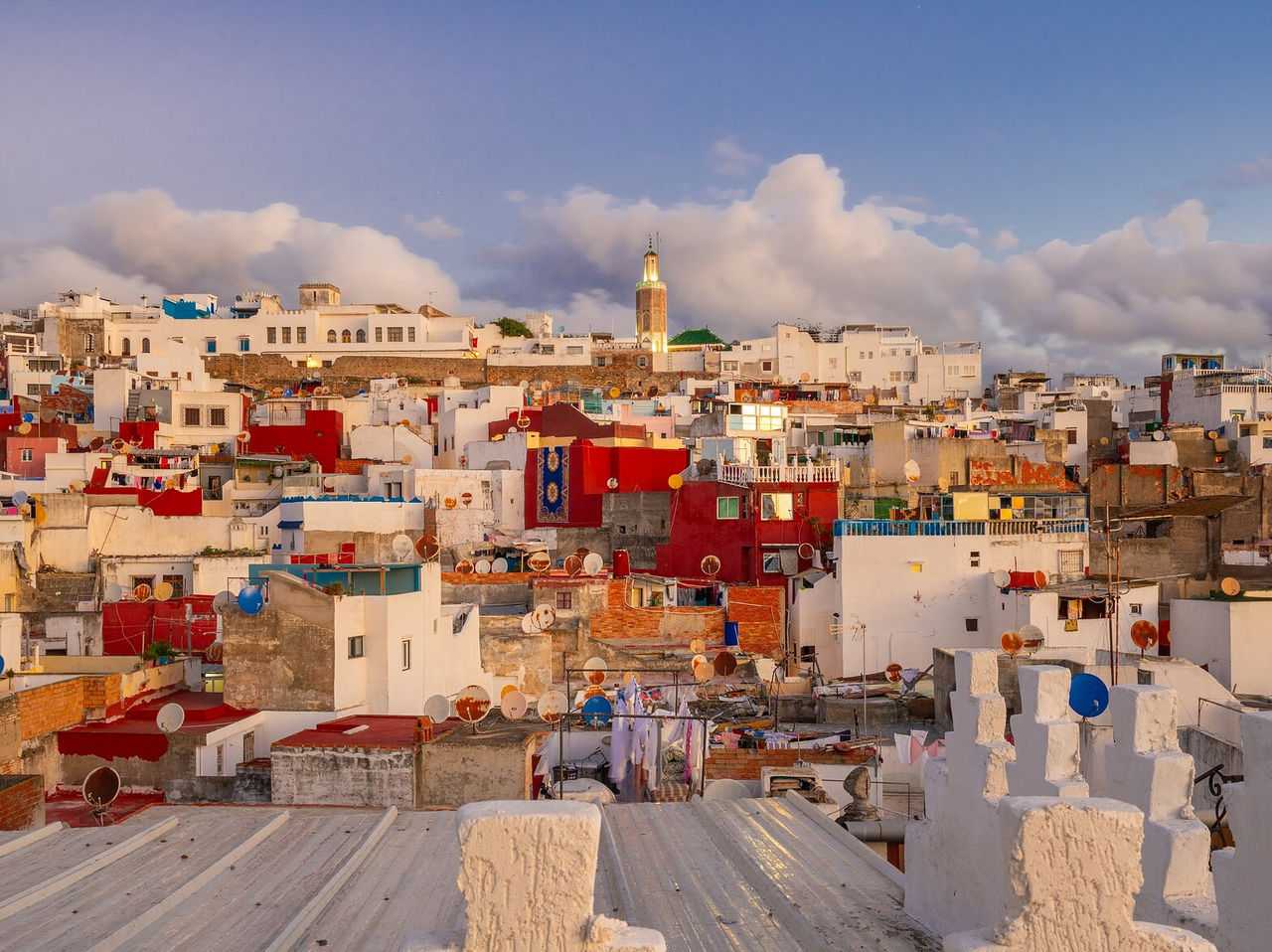Blick über Tanger, mit mehreren Gebäuden in verschiedenen Farben, mit Fernsehantennen auf jedem Dach