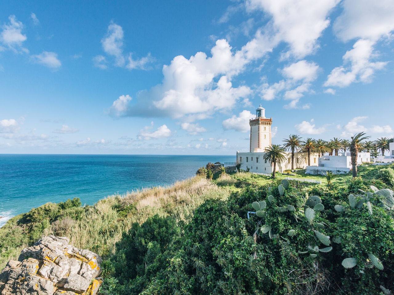 Tanger liegt in der Nähe des Strandes, wo man das sehr blaue Meer und die umliegende Natur sehen kann