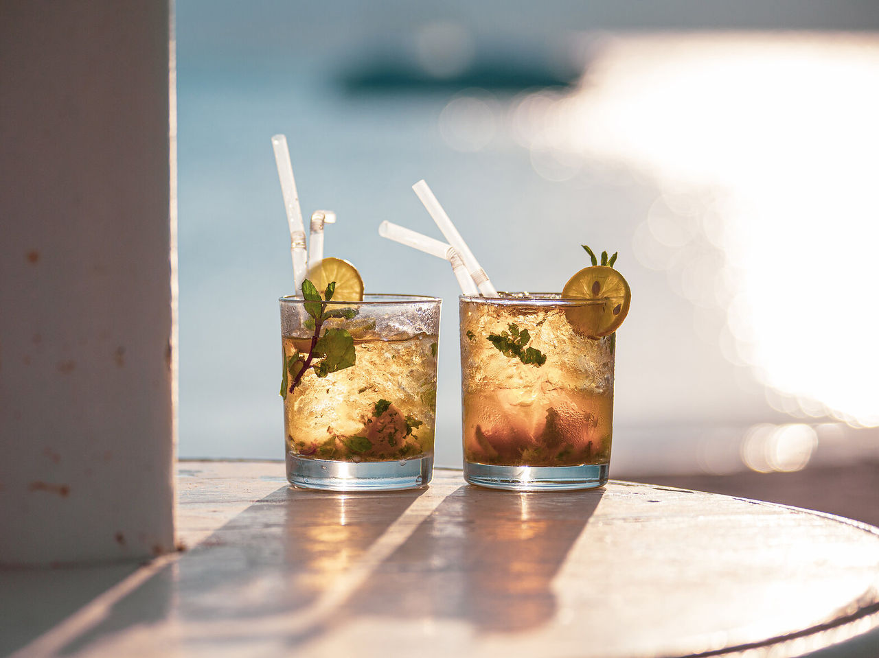 Die Bar Passante im 4-Sterne-Hotel in São Tomé serviert Cocktails mit Zitrone und Kräutern