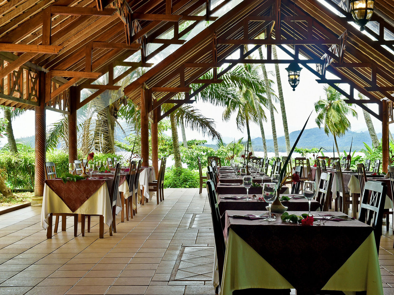 Das Restaurant 7 Pedras im Hotel im Ilhéu das Rolas, São Tomé, ist im Freien, hat ein Holzdach und Meerblick