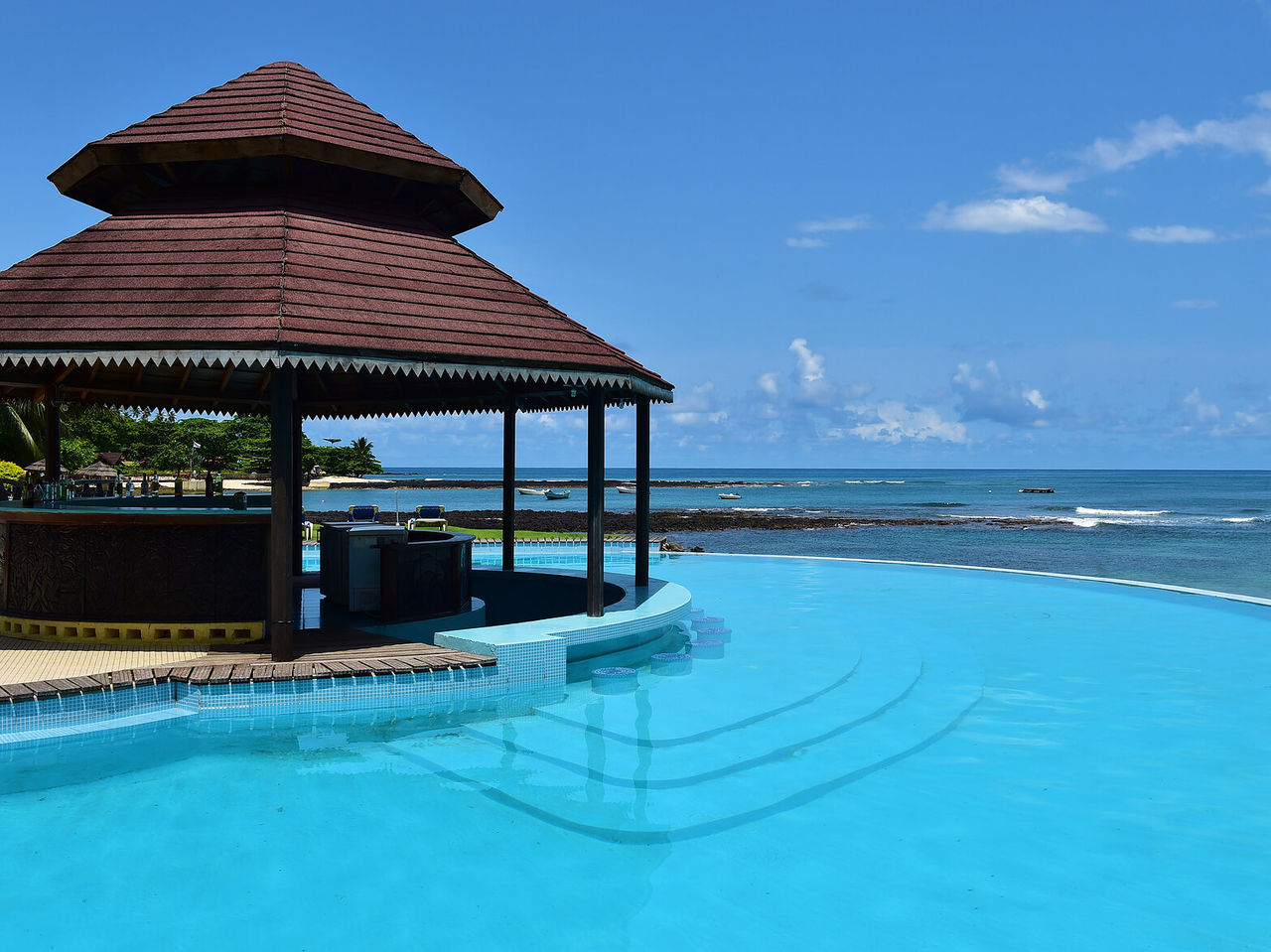 Die Bar Piscina im Hotel im Ilhéu das Rolas, São Tomé, ist eine Bar im Pool mit Meerblick