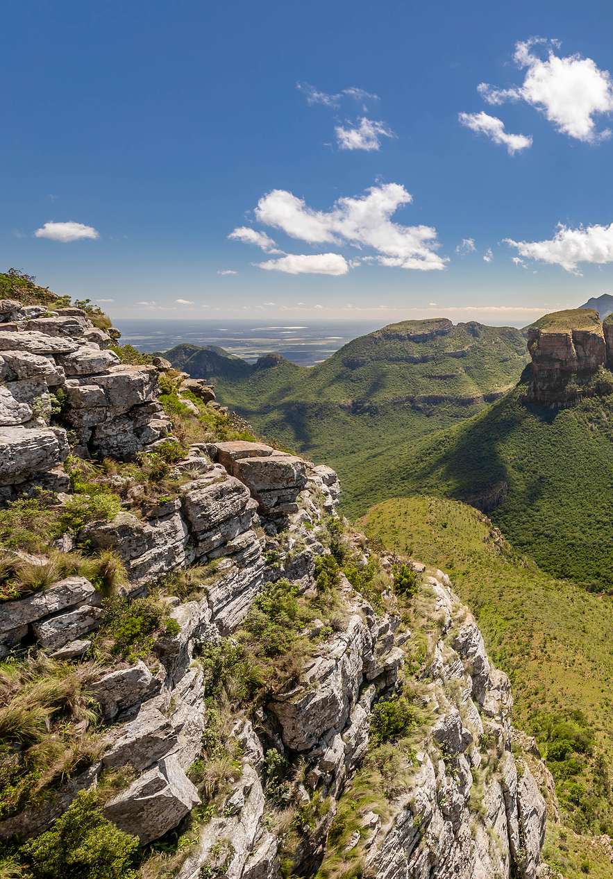 Grüne Hügel schaffen eine Kulisse von Ruhe und natürlicher Schönheit in Pilgrim's Rest