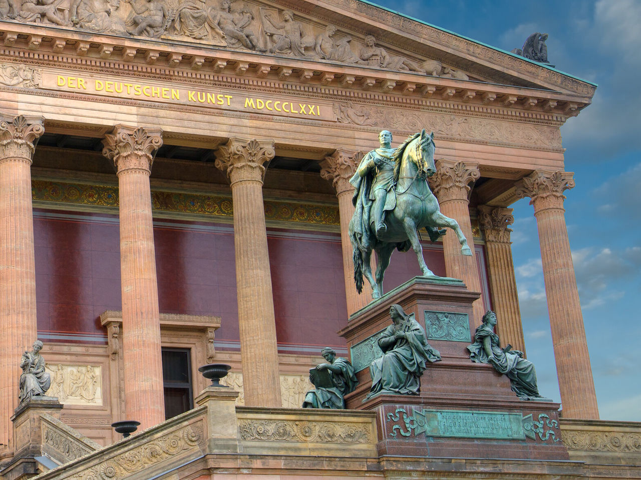 Die Fassade der Alten Nationalgalerie in Berlin, mit ihrer neoklassizistischen Architektur und einer Reiterstatue davor