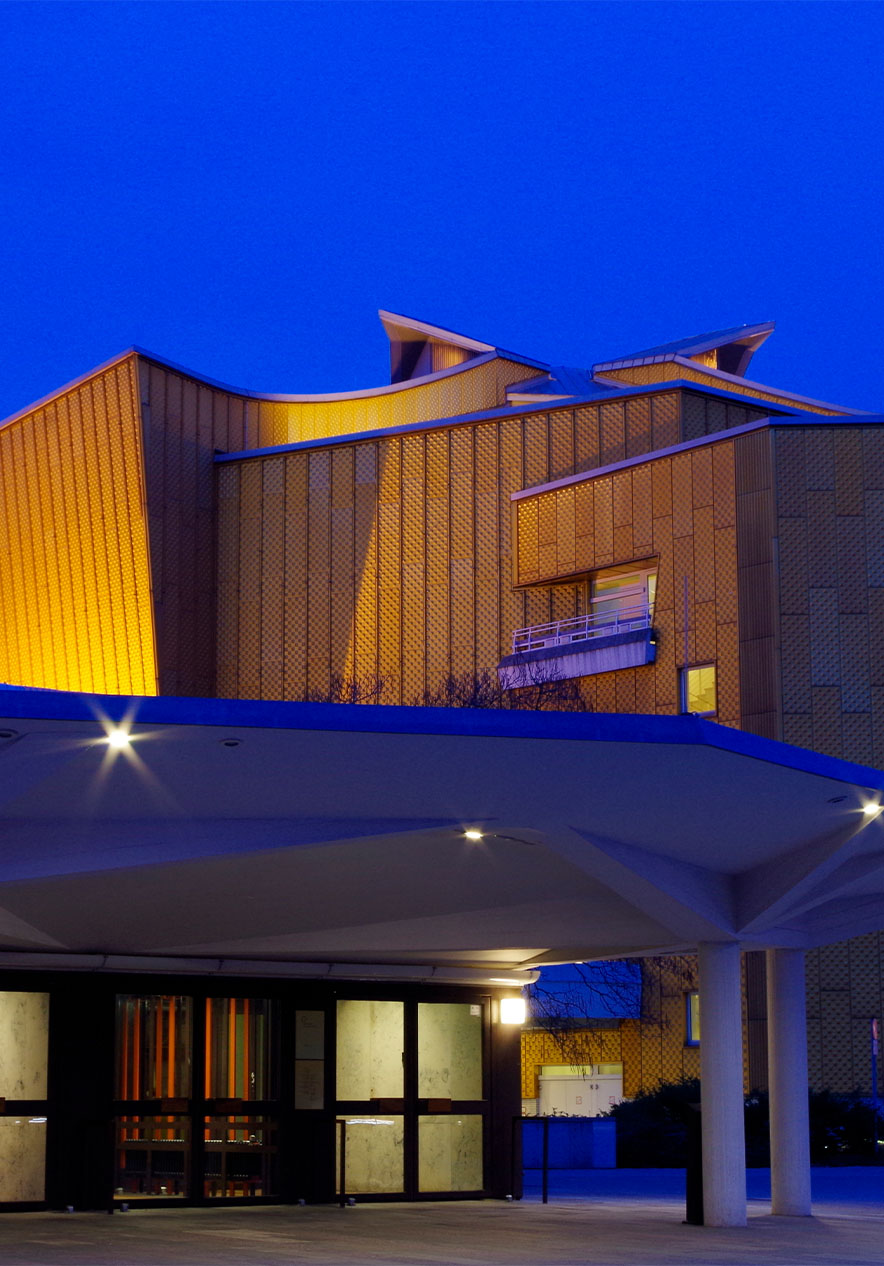 Außenansicht der Berliner Philharmonie bei Nacht