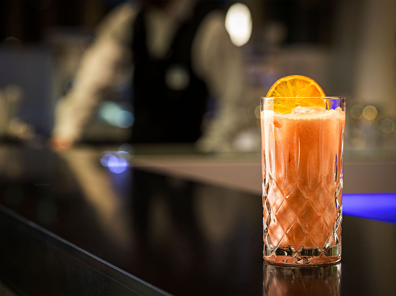 Die Aqua Bar & Lounge im 4-Sterne-Hotel in Berlin ist ein Ort, an dem Sie verschiedene Cocktails oder Säfte bestellen können