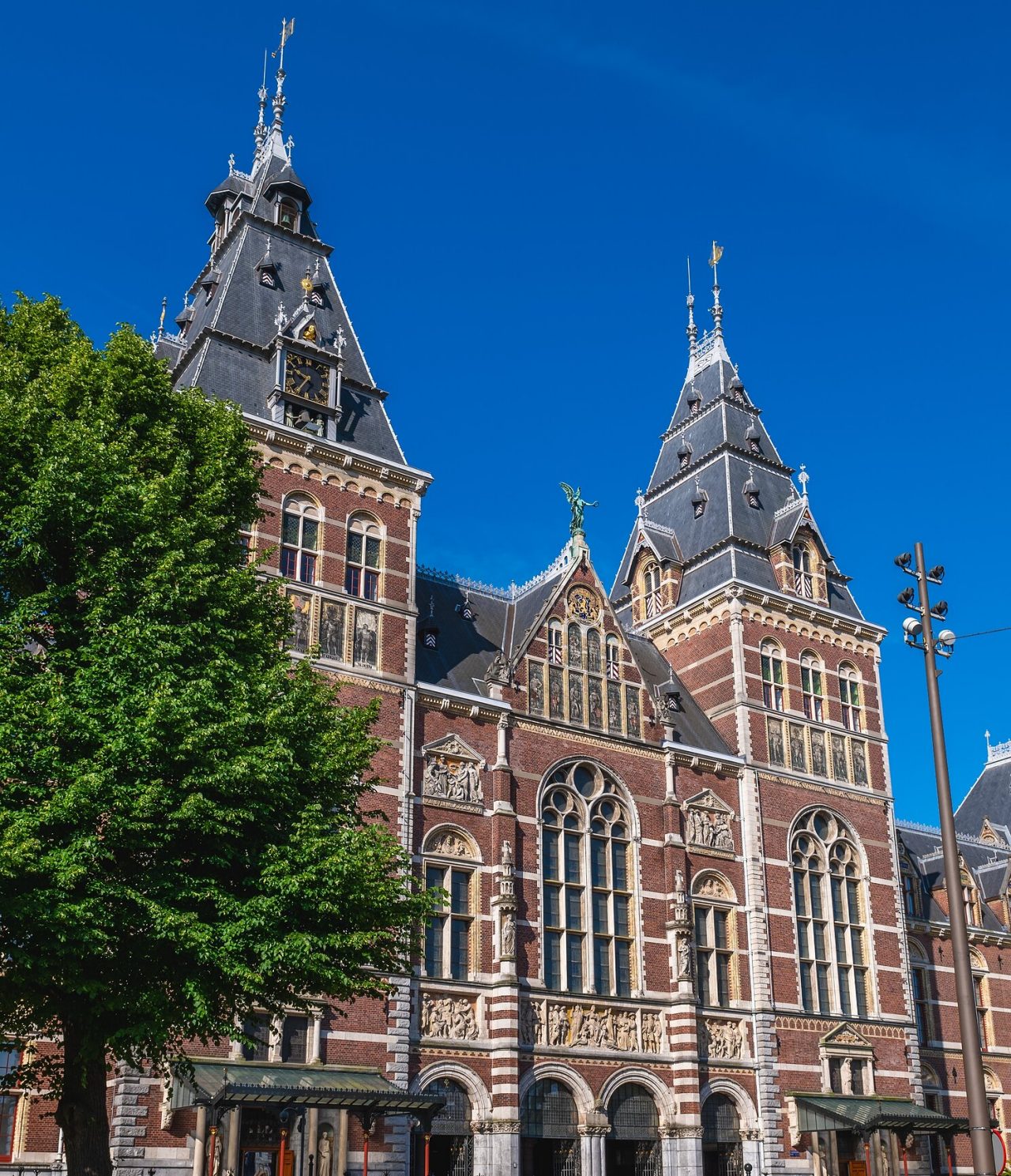 Rote Ziegelfassade des Rijksmuseums in Amsterdam, mit seiner Renaissance-Gotik-Architektur