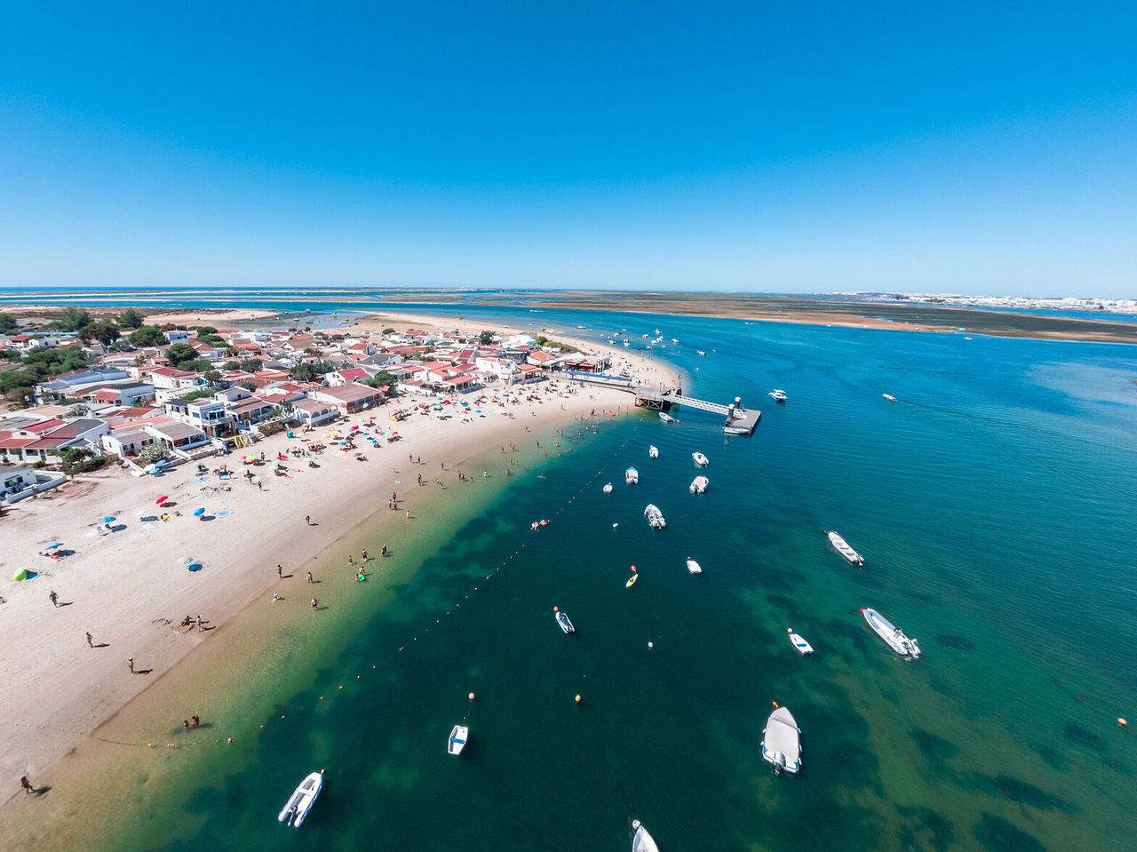 Paradiesischer Luftblick auf die Insel Armona, Algarve, mit kristallklarem Wasser und Booten in der Ria Formosa