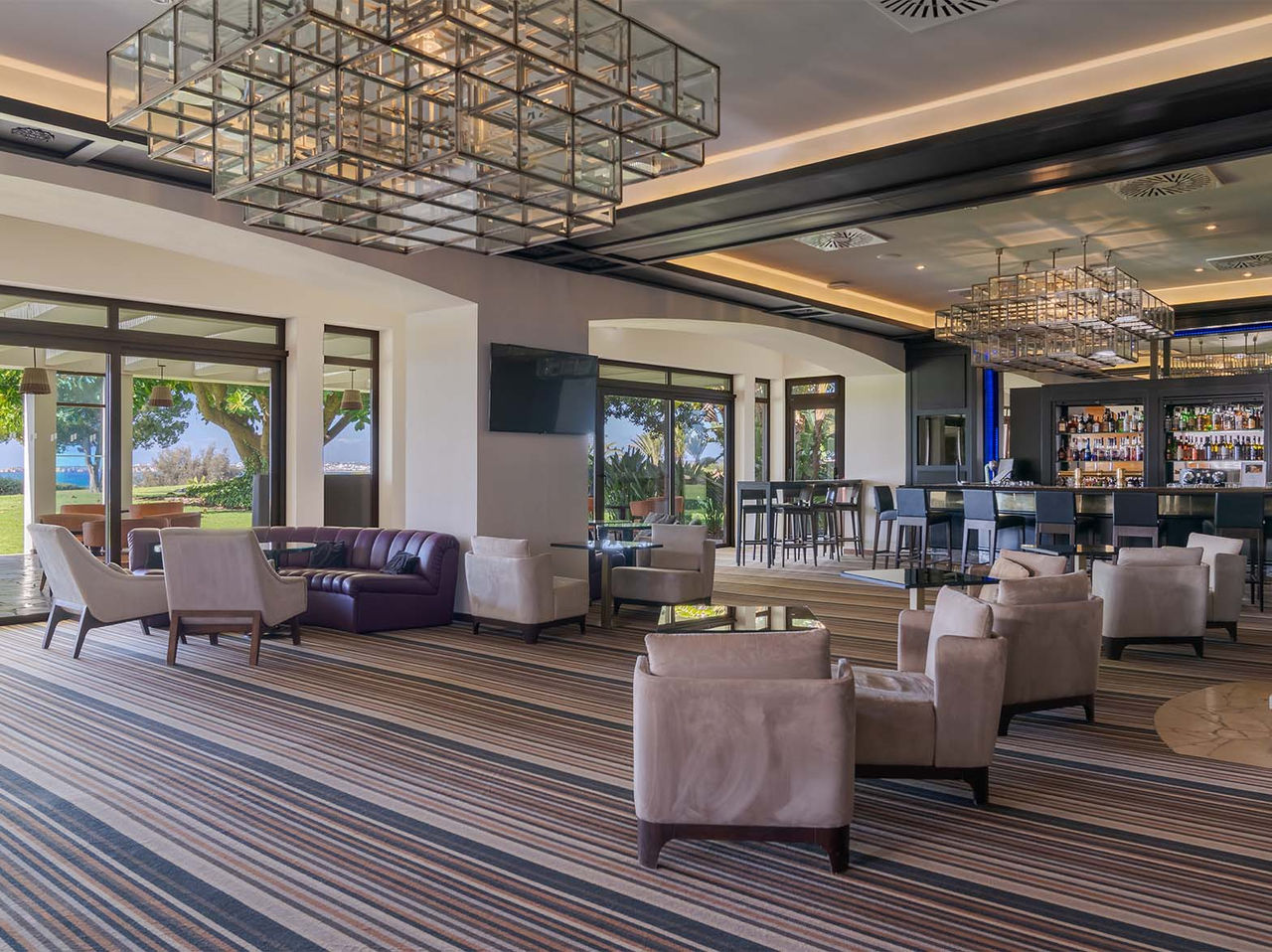Die Bar D Henrique im 5-Sterne-Hotel an der Algarve hat Sofas und Sessel, um Getränke mit Meer- und Gartenblick zu genießen