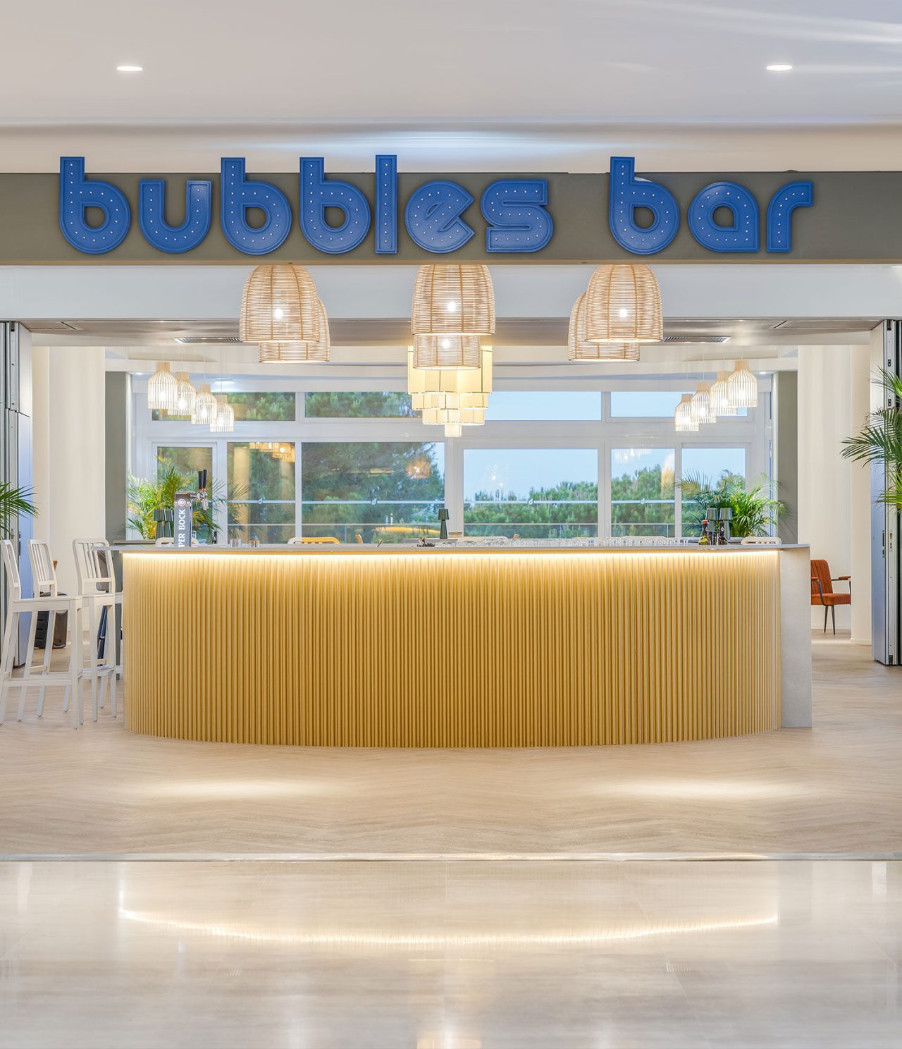 Die Bar Bubbles im All-Inclusive-Hotel an der Algarve hat eine runde Theke aus hellem Holz mit Logo