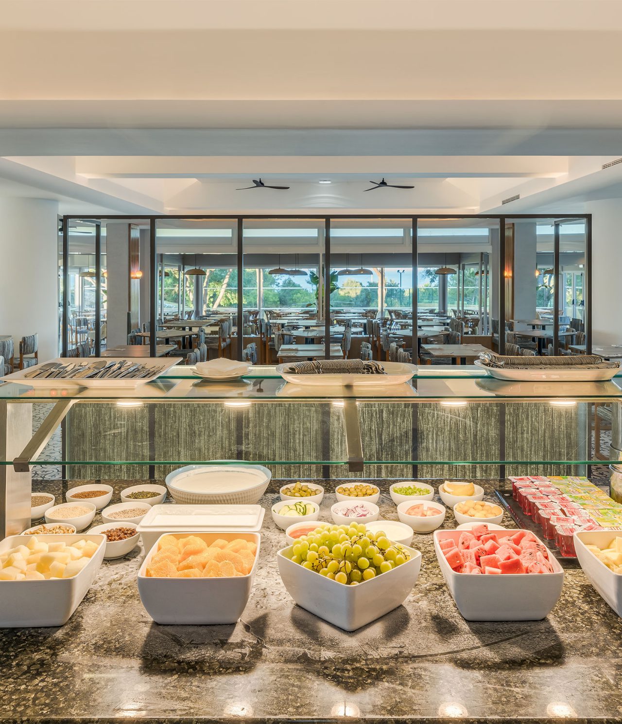 Das Restaurant Acqua im All-Inclusive-Hotel an der Algarve hat ein Buffet mit verschiedenen Früchten und Gelatine